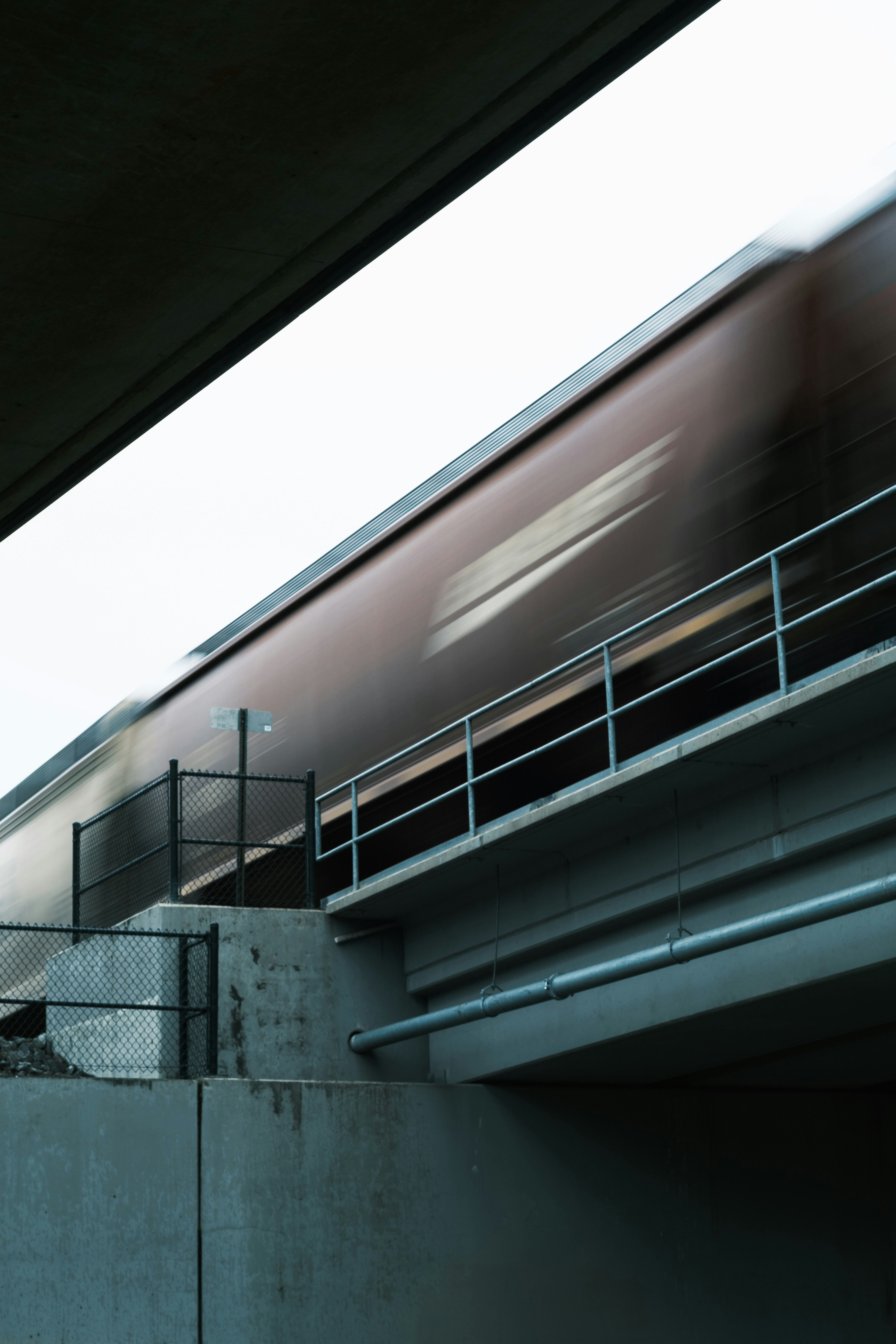 Un tren se mueve rápidamente sobre un puente.
