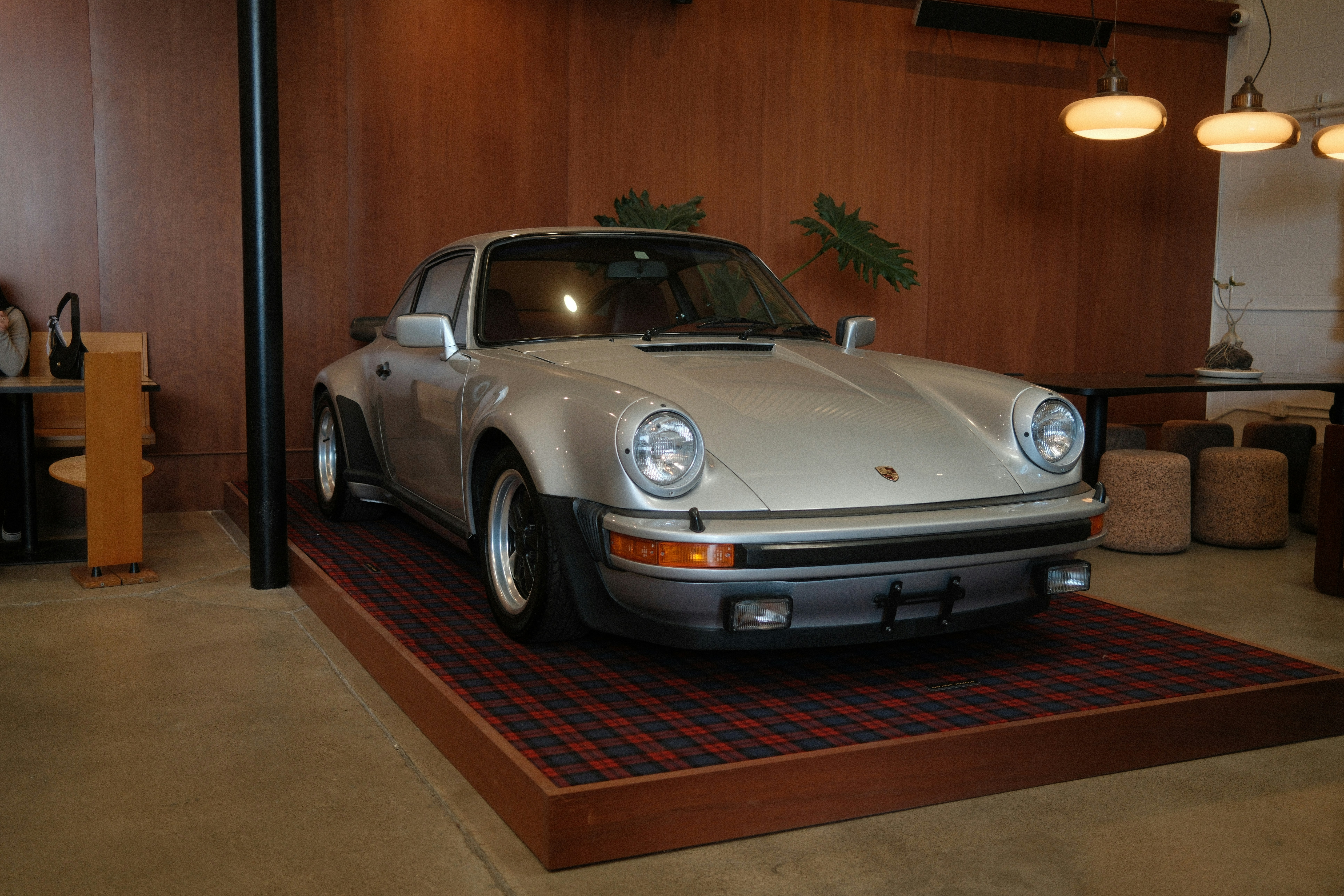 En el interior se exhibe un Porsche plateado vintage.