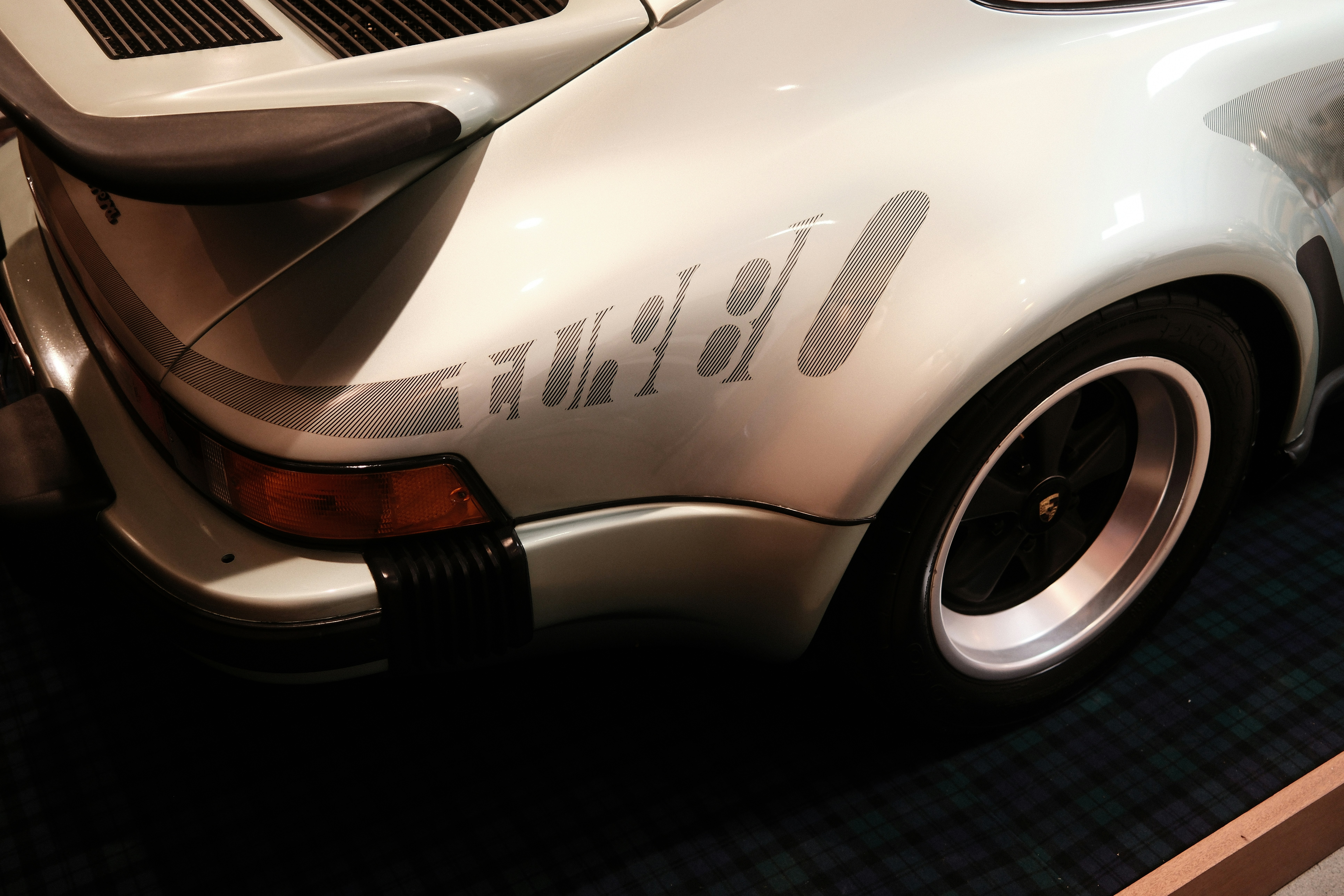 Se muestra el panel trasero de un Porsche 911.