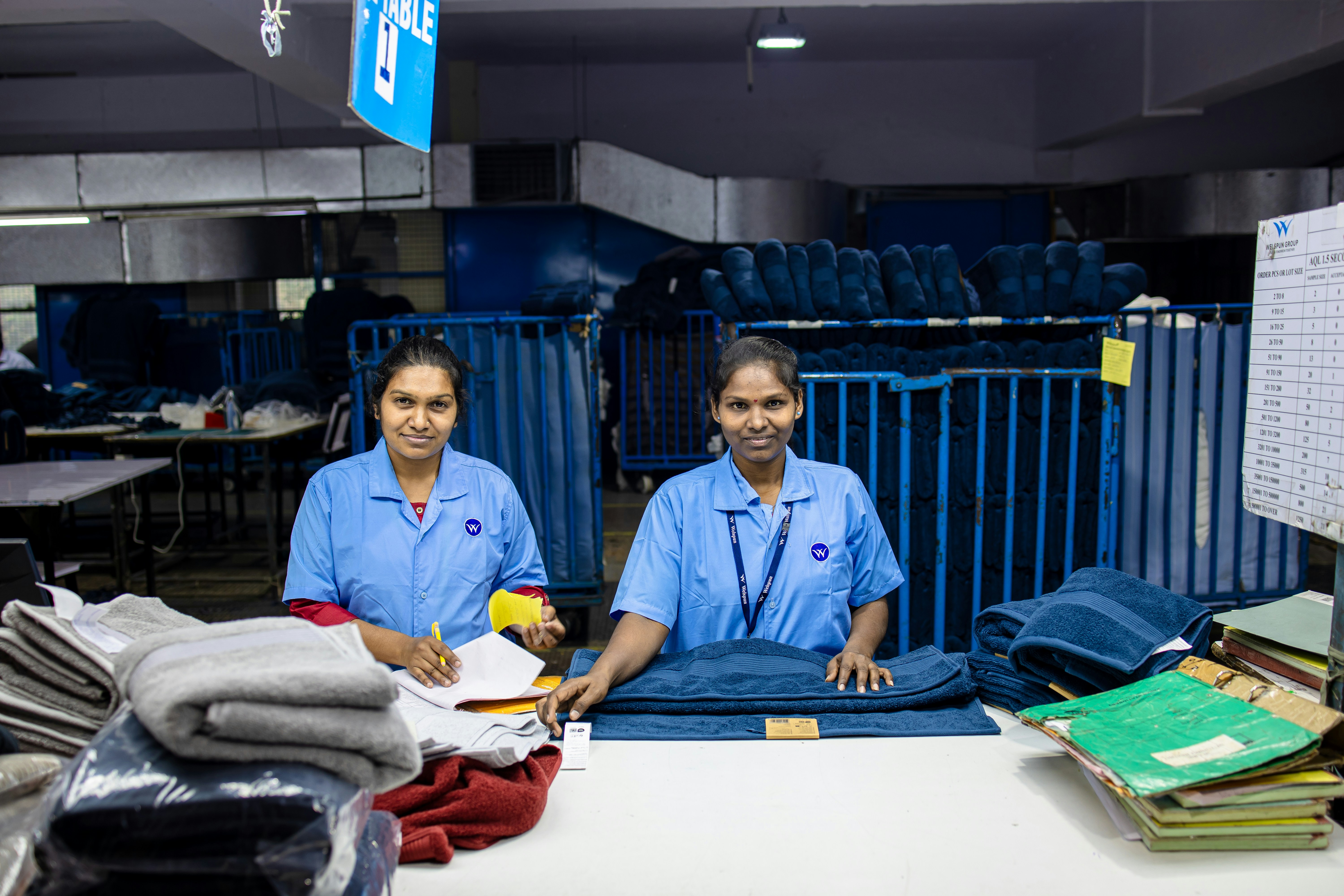 Equipe profissional em serviço de lavanderia