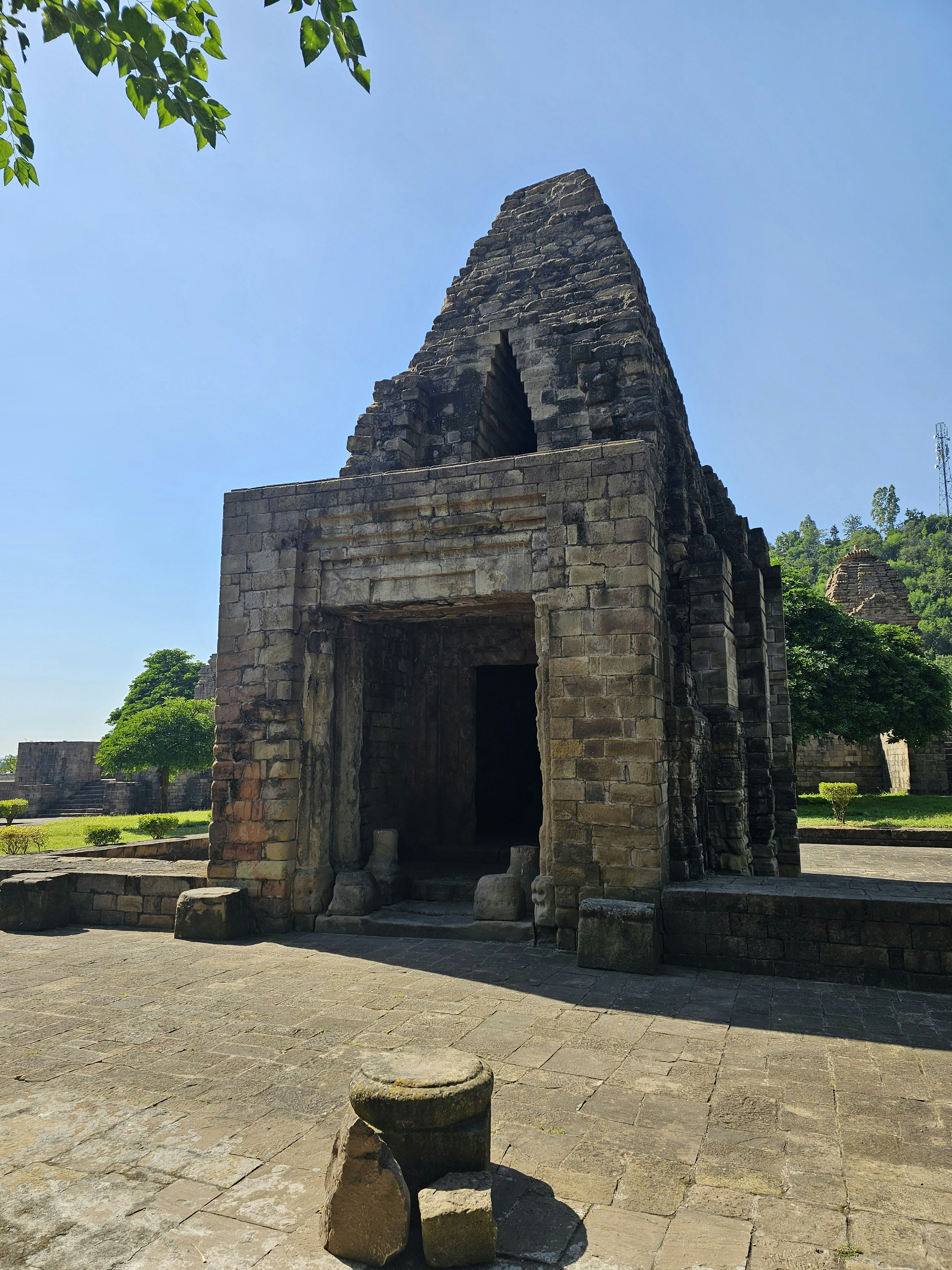 ancient ruins java, wallpaper, Sejarah Candi Tikus: Misteri dan Keunikannya 5
