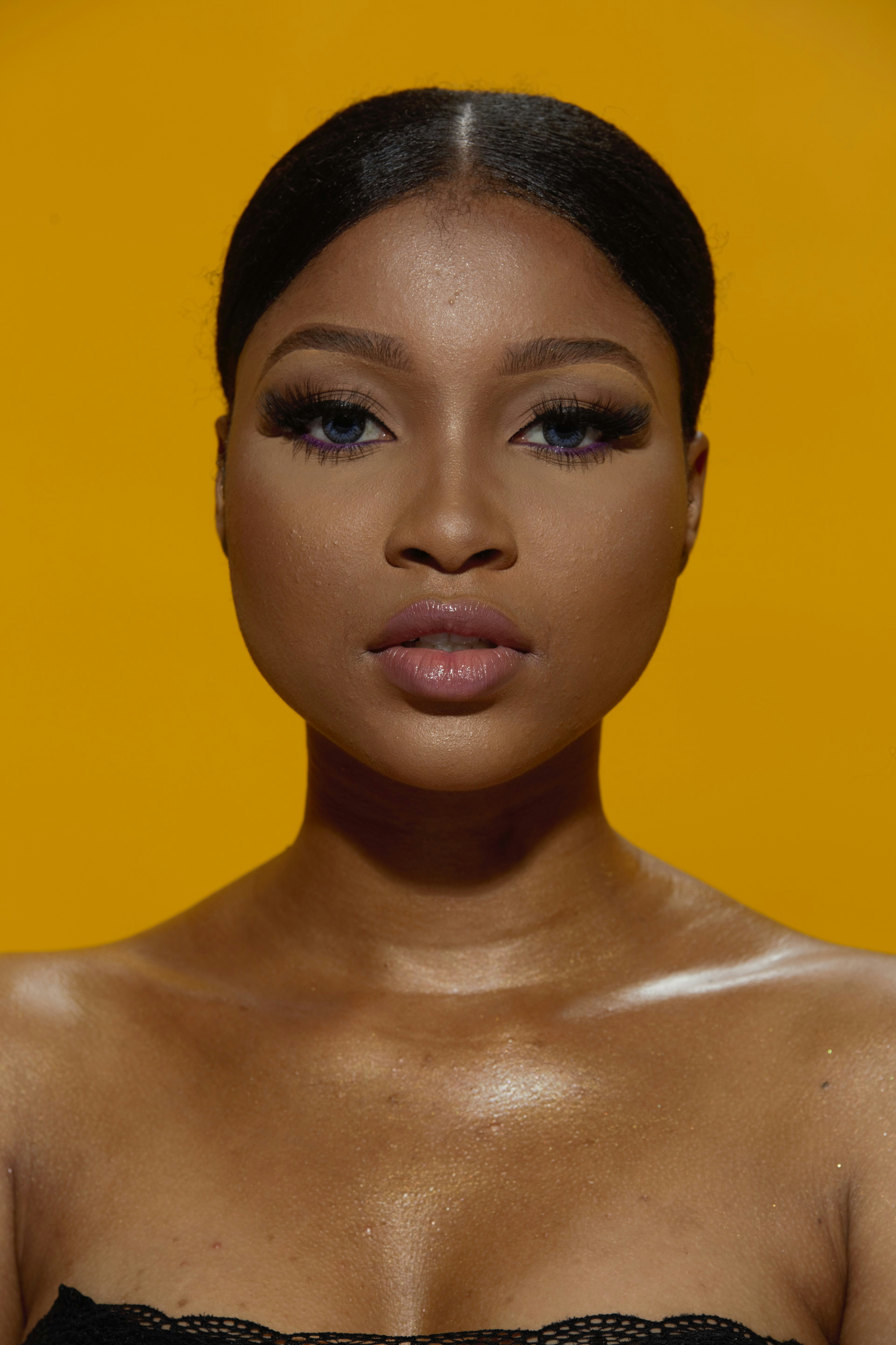 Mulher bonita com cabelo liso e composição dramática