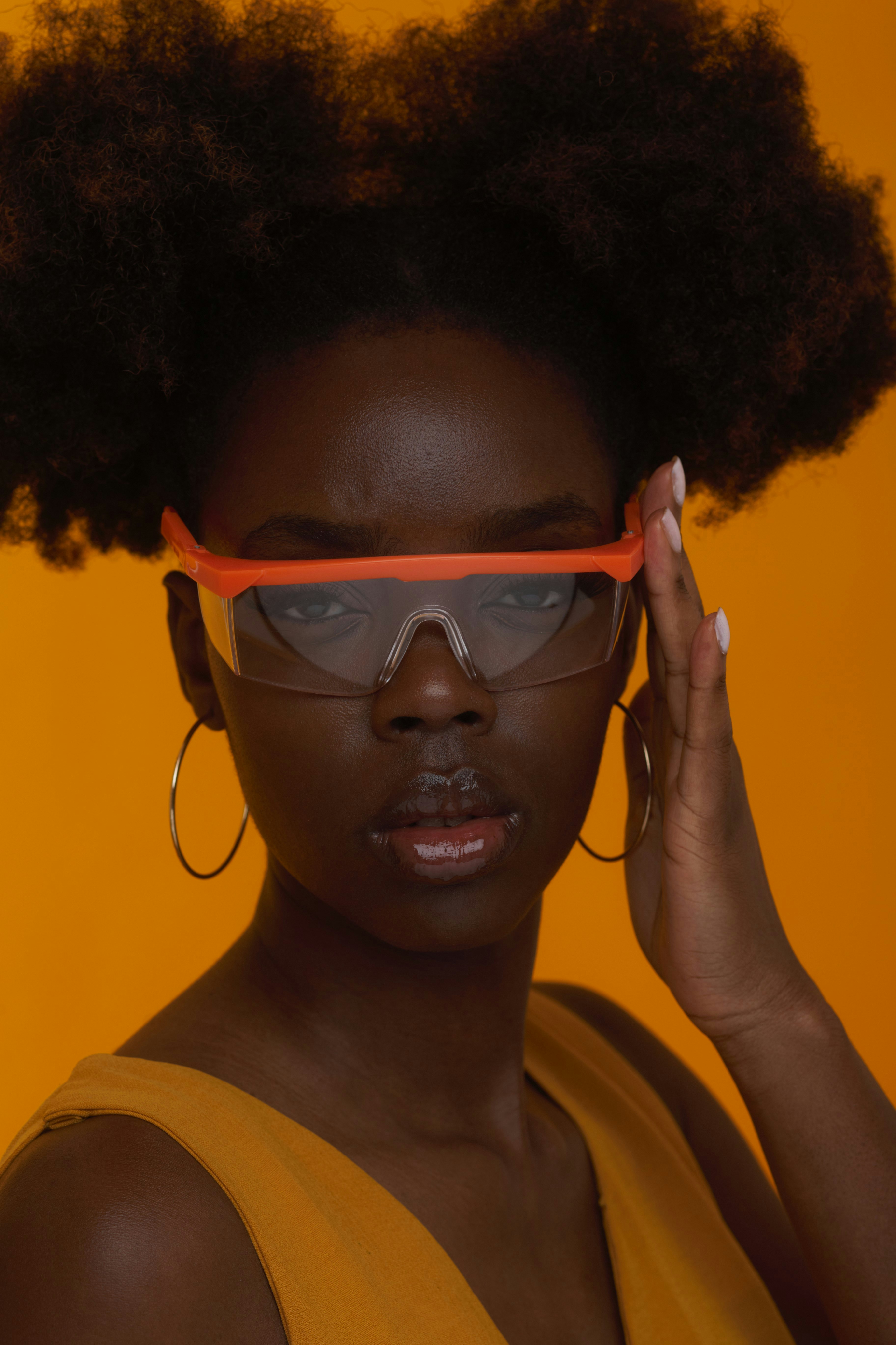 Uma mulher parece feroz usando óculos de proteção.