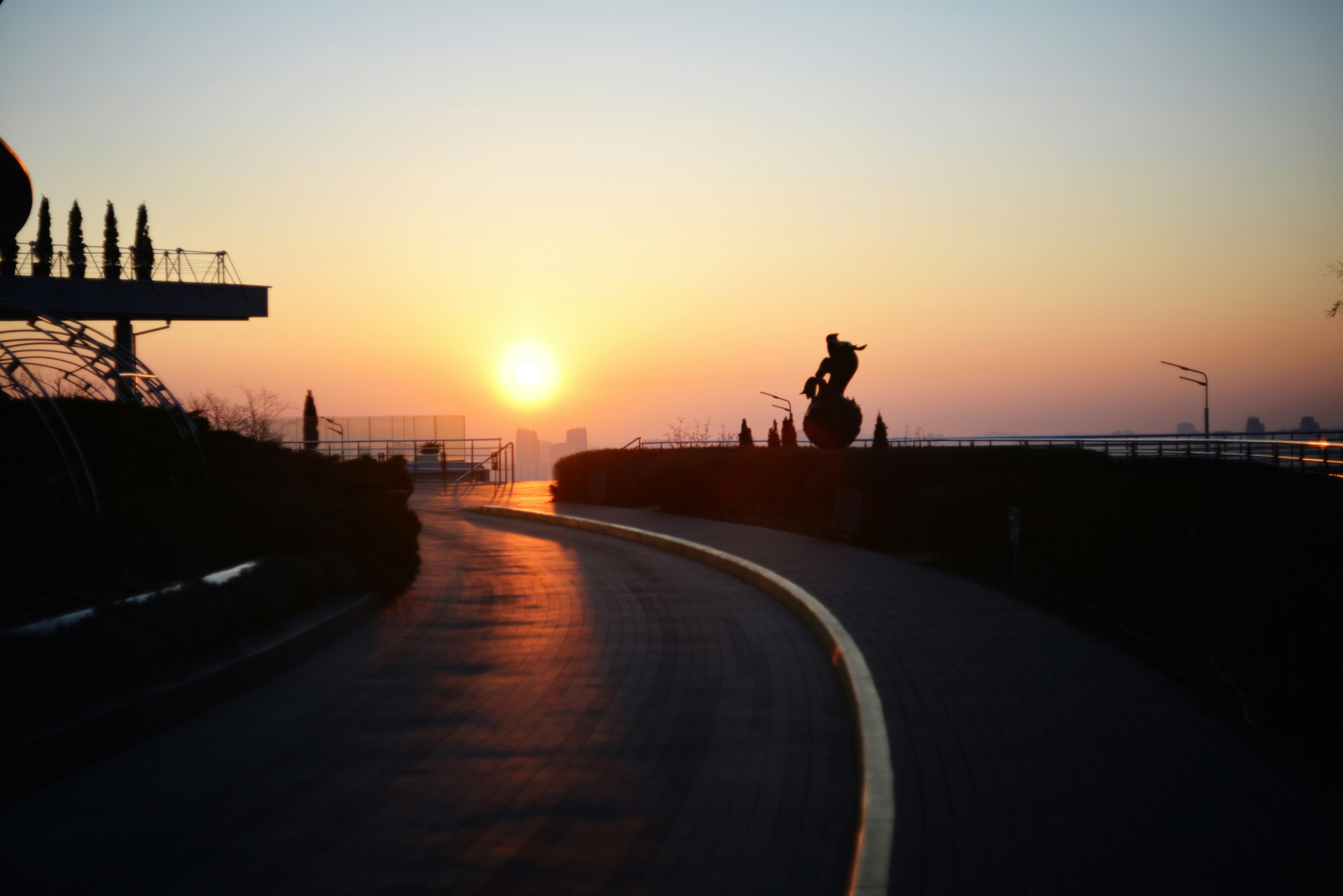 Cycliste sur une route dégagée au lever du soleil