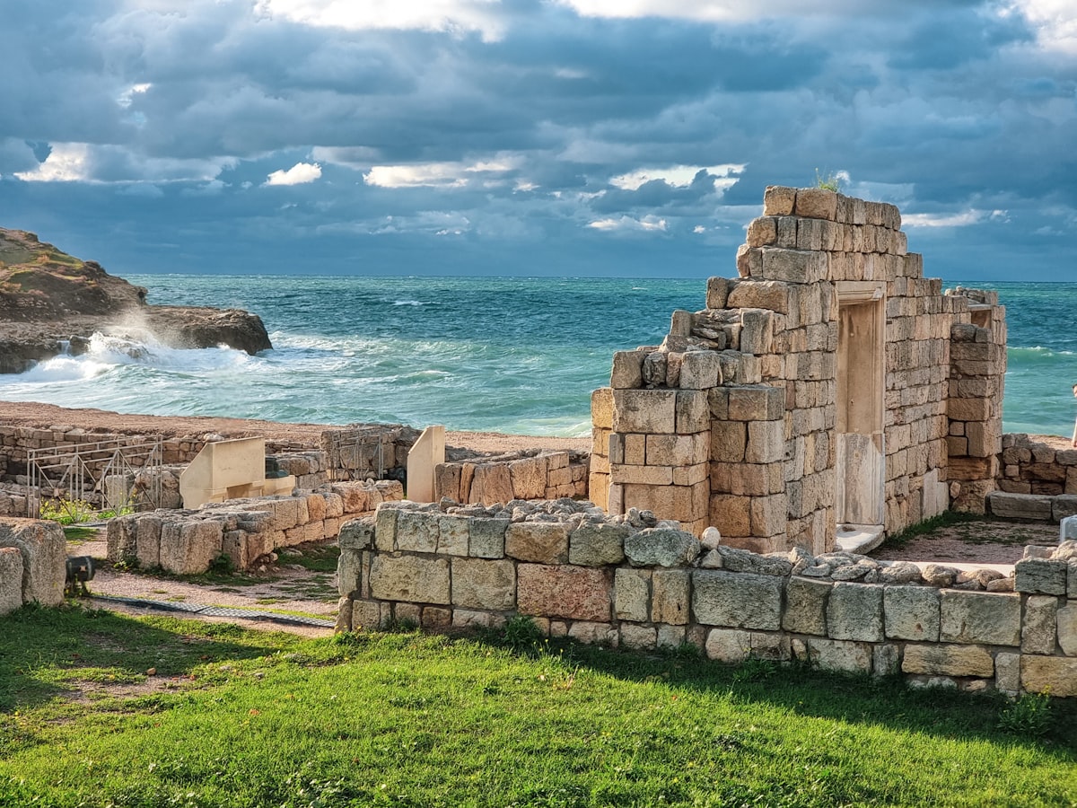 Ruinas grecorromanas de Empúries junto al mar en L'Escala