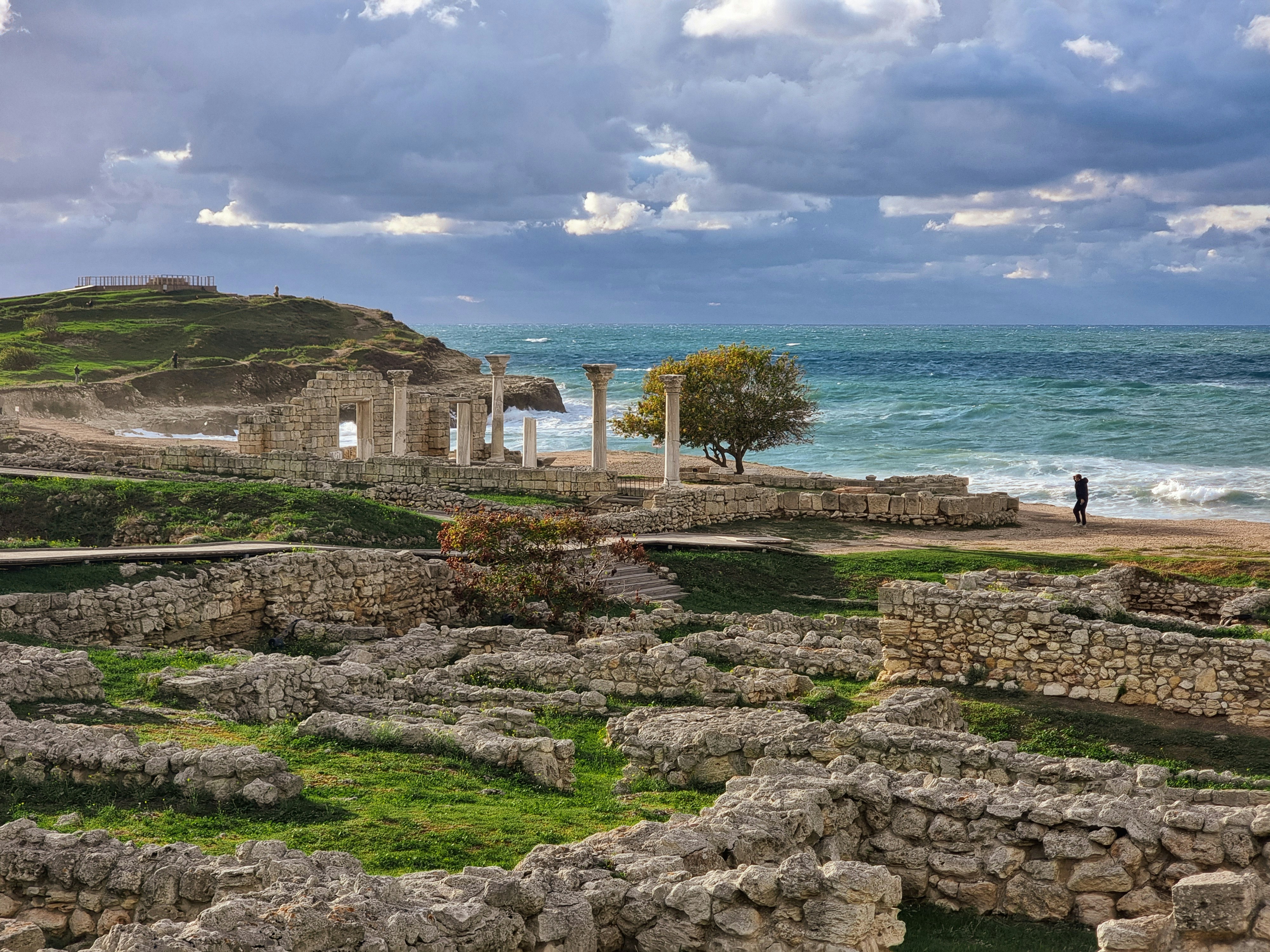 Las ruinas antiguas se encuentran cerca de un mar turbio.