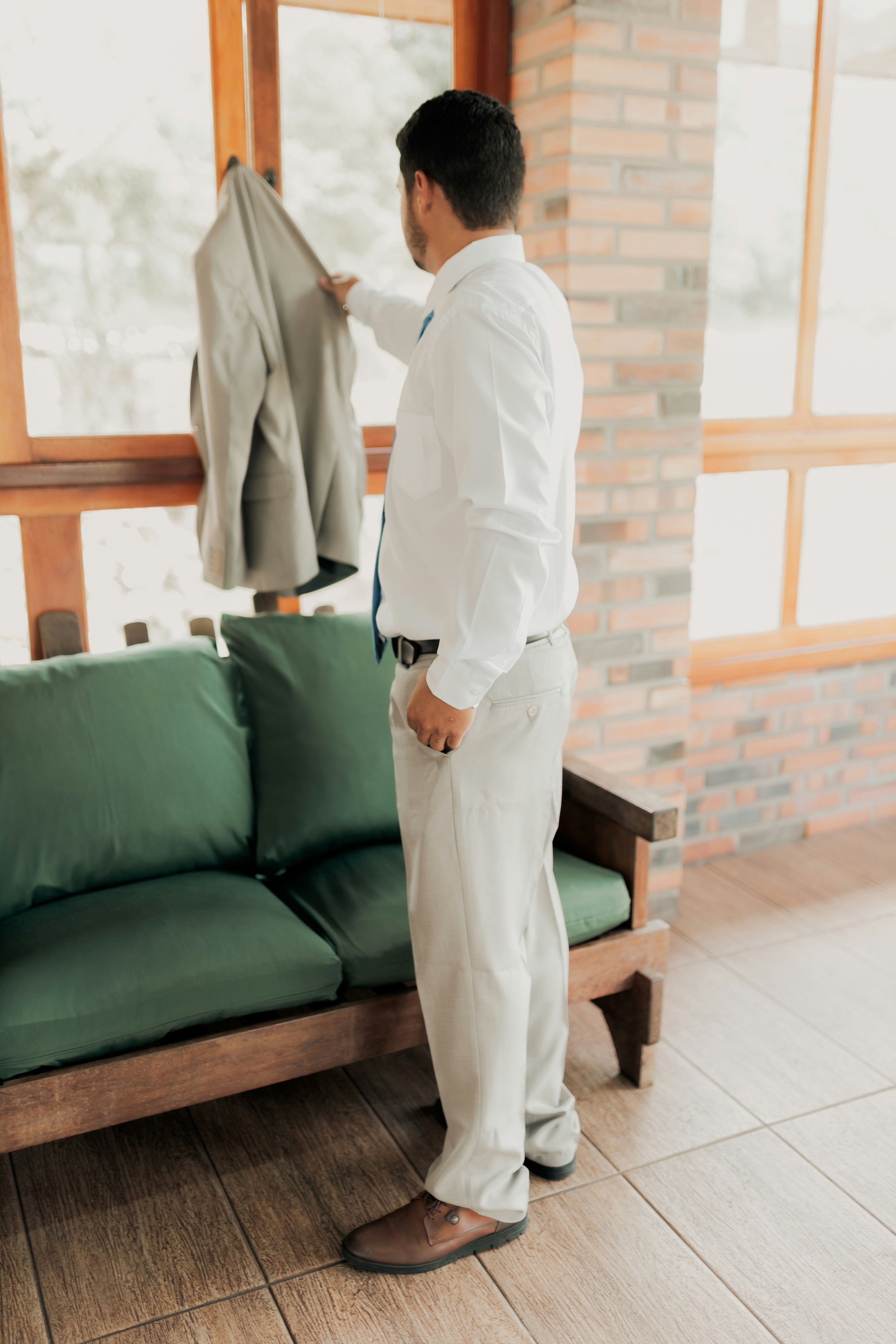 Blazer y pantalones neutros para oficina