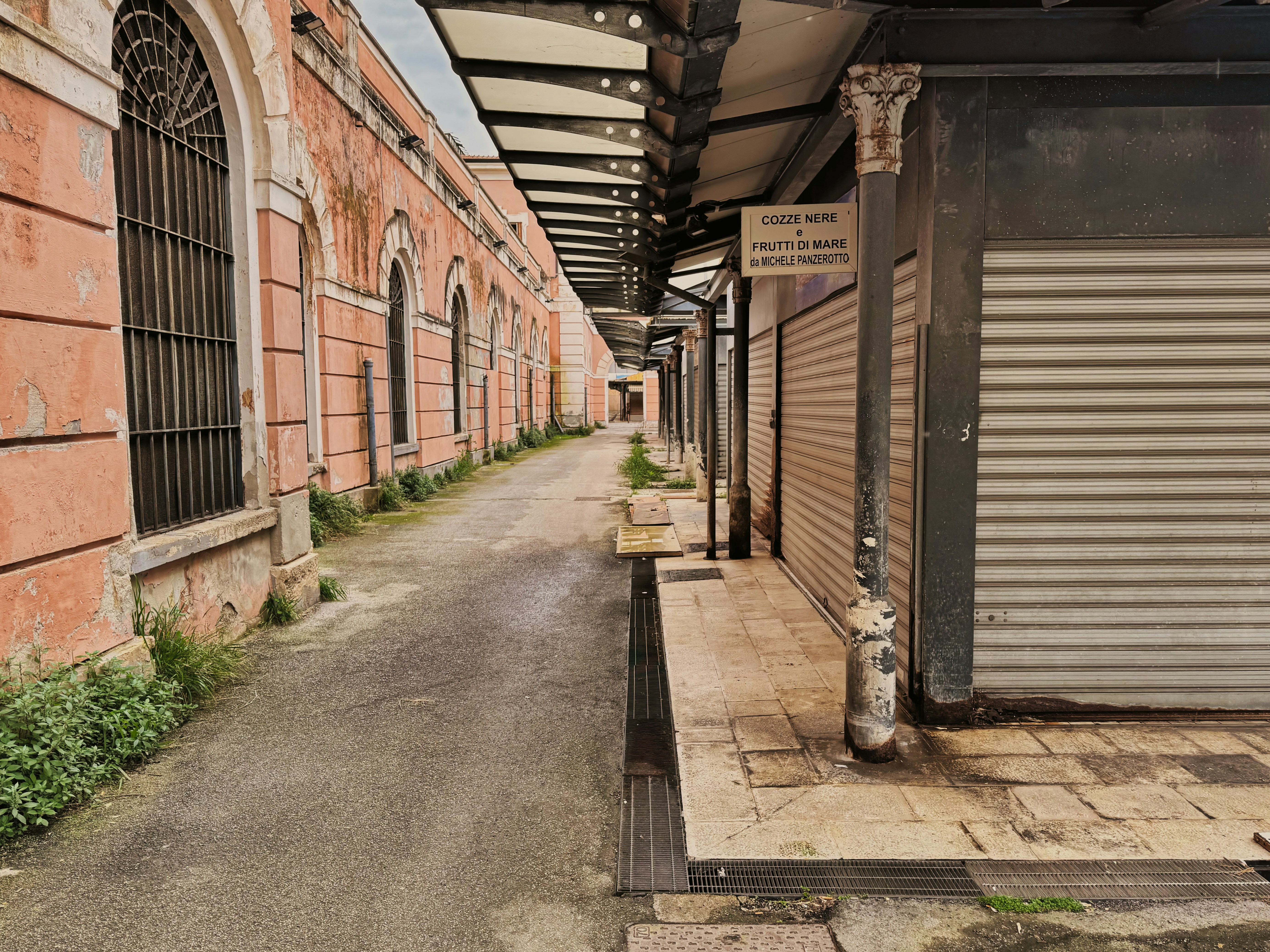 Ein leerer, überdachter Gang zwischen den Gebäuden.