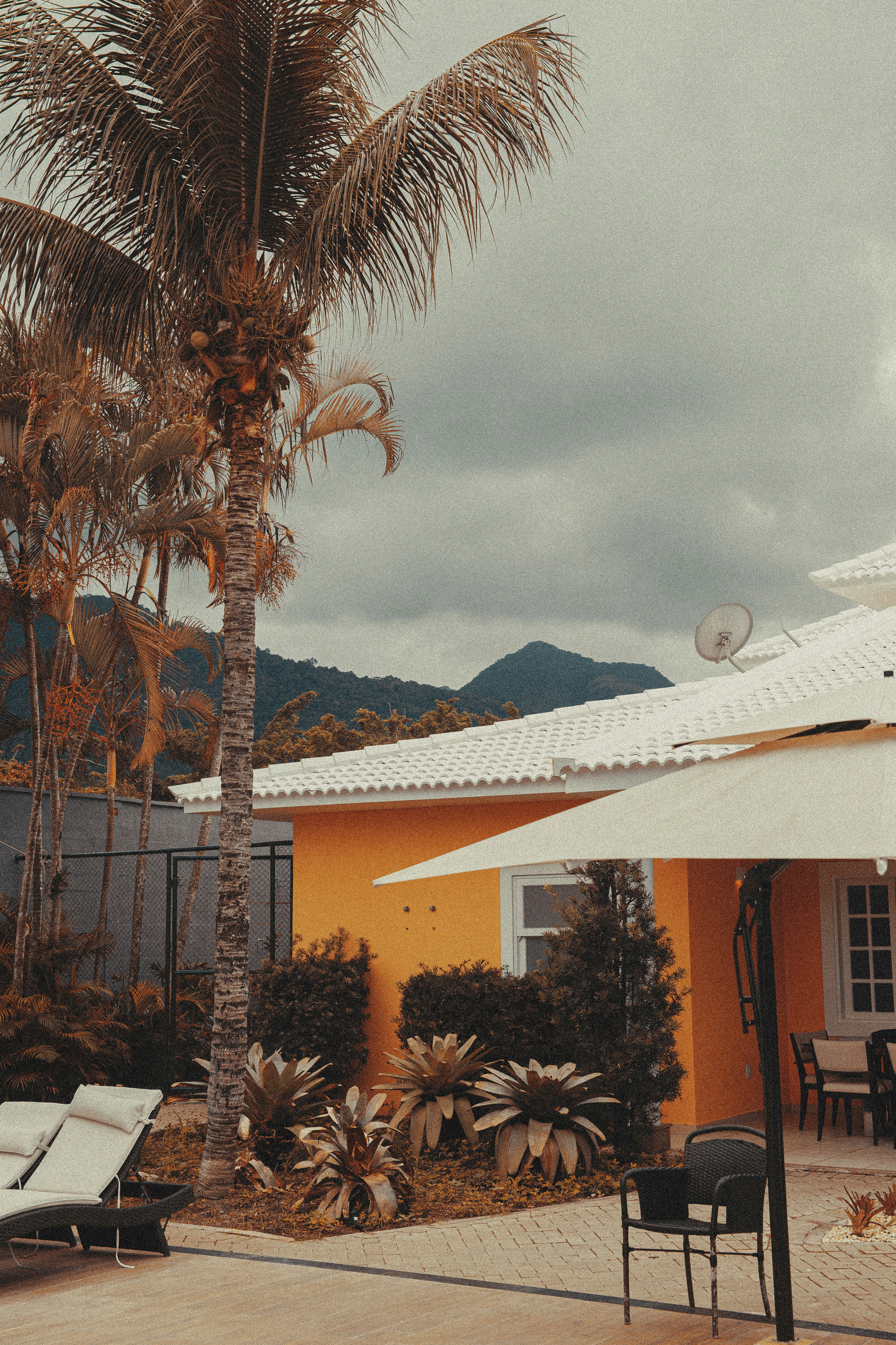 Casa laranja durante um fim de tarde no Rio de Janeiro