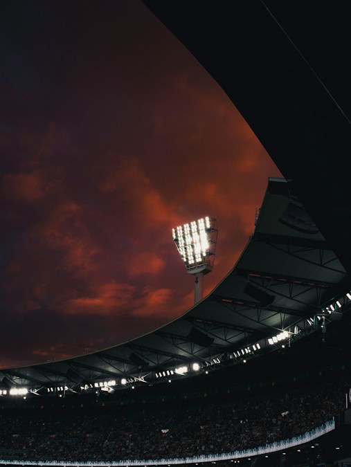 Projecteur d’un stade de football allumé sous un ciel rougeoyant, à la veille de France – Belgique en Ligue des nations (photo d’illustration)