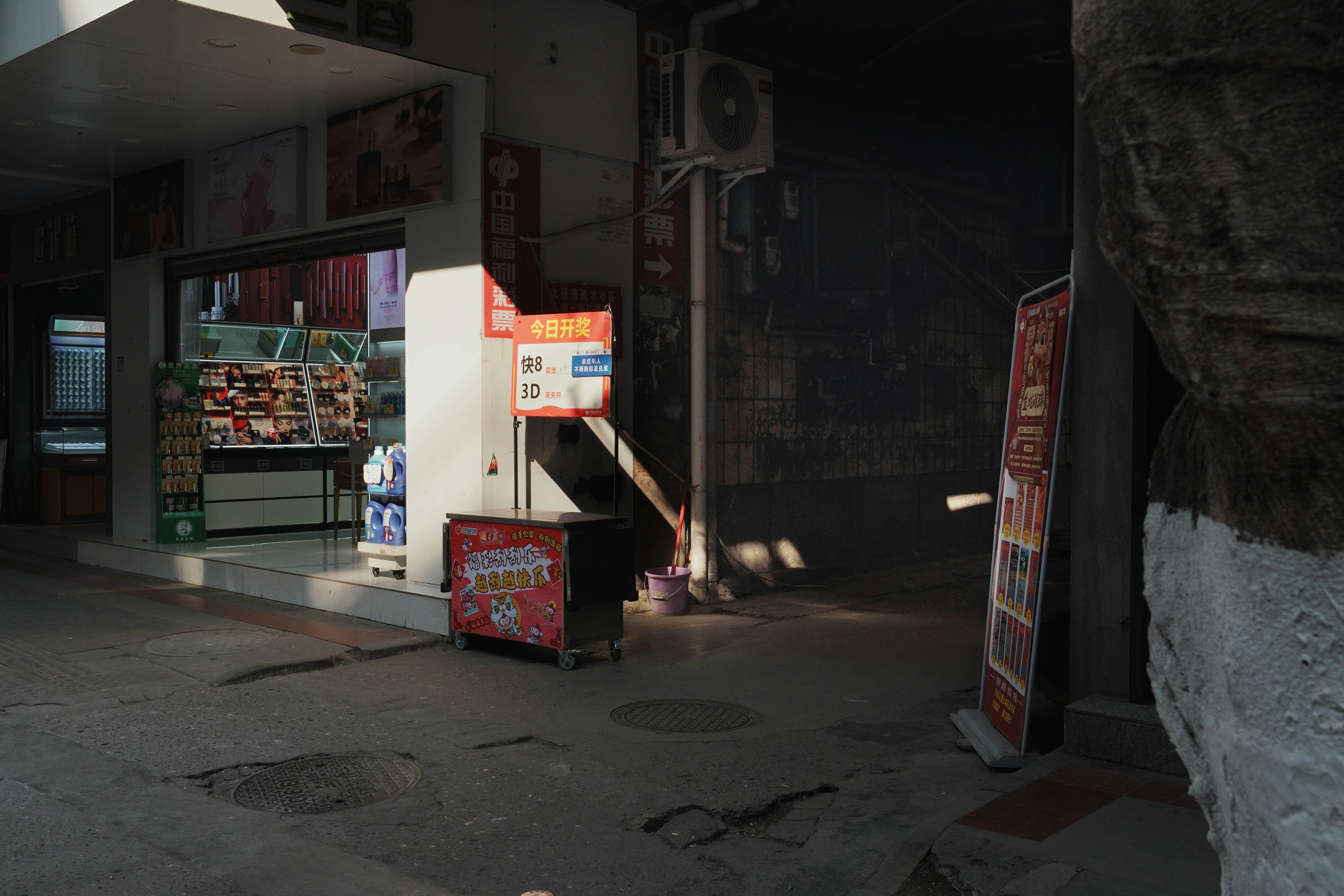 Carts Out of the Case Stand: My Week Embedded With the Mall Kiosk Game Underground