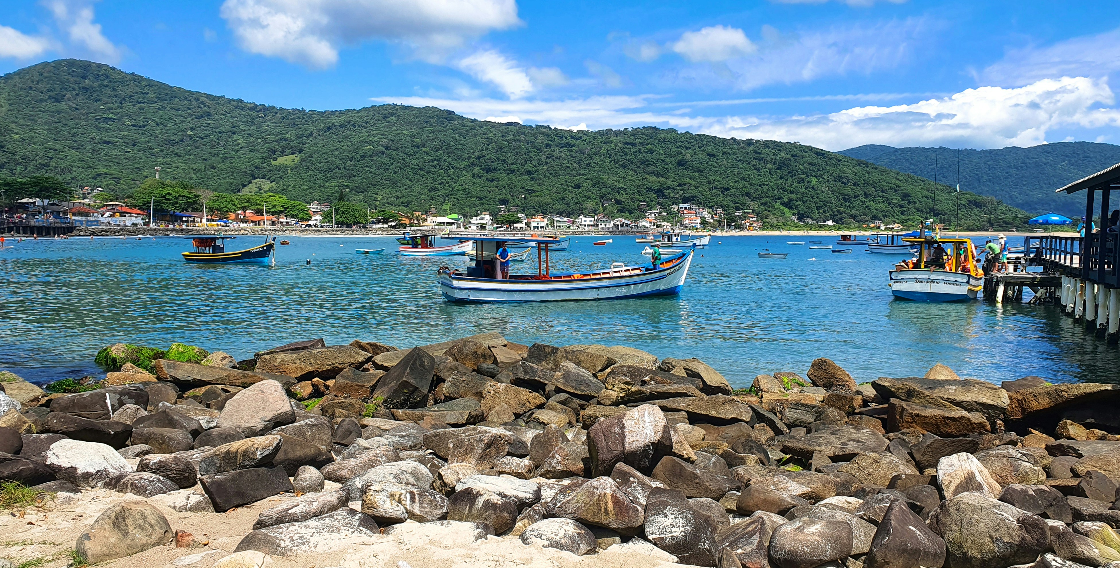 보트는 아름다운 푸른 만에 떠 있습니다.