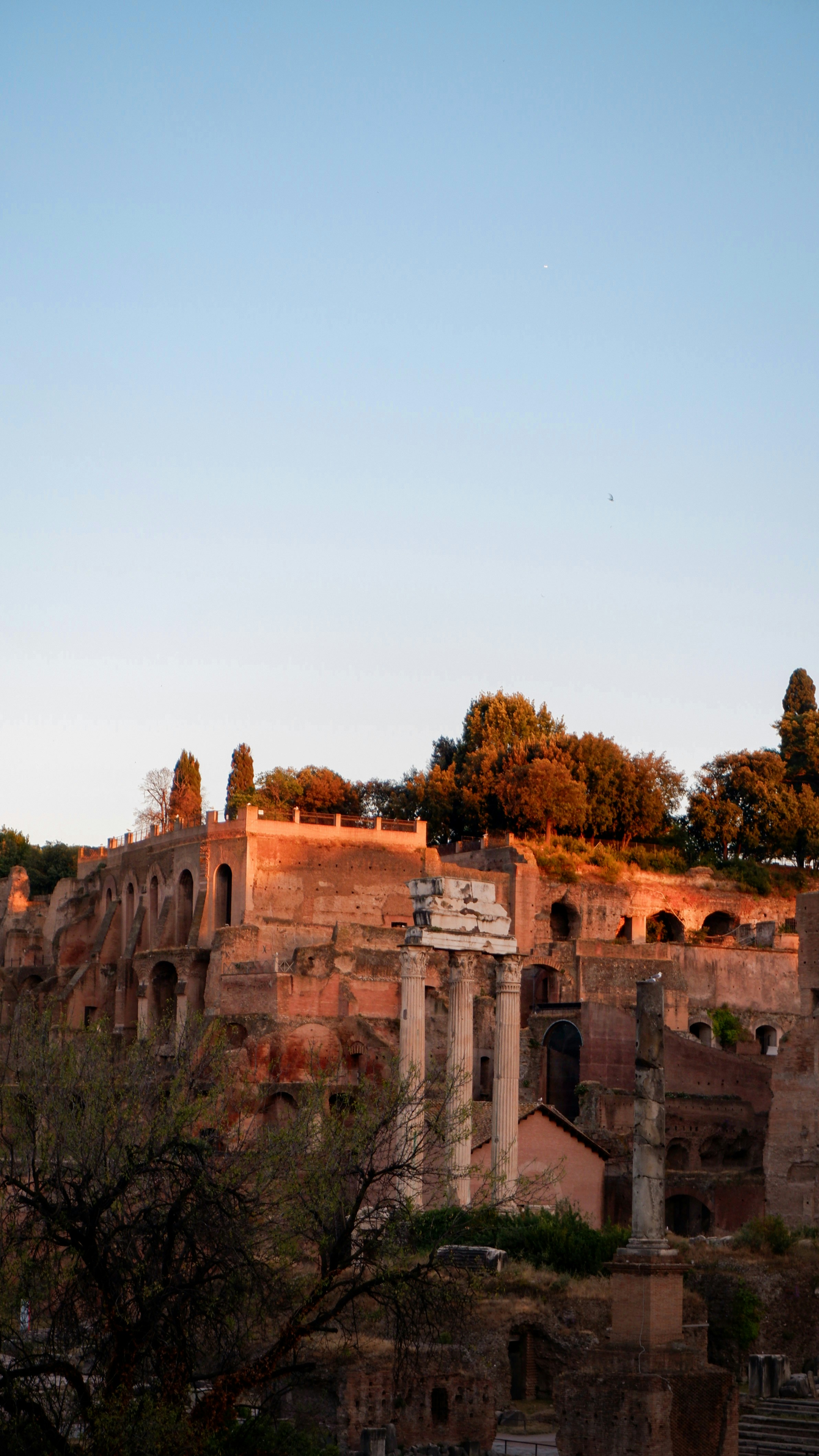 Antike Ruinen, die in das goldene Licht des Sonnenuntergangs getaucht sind.