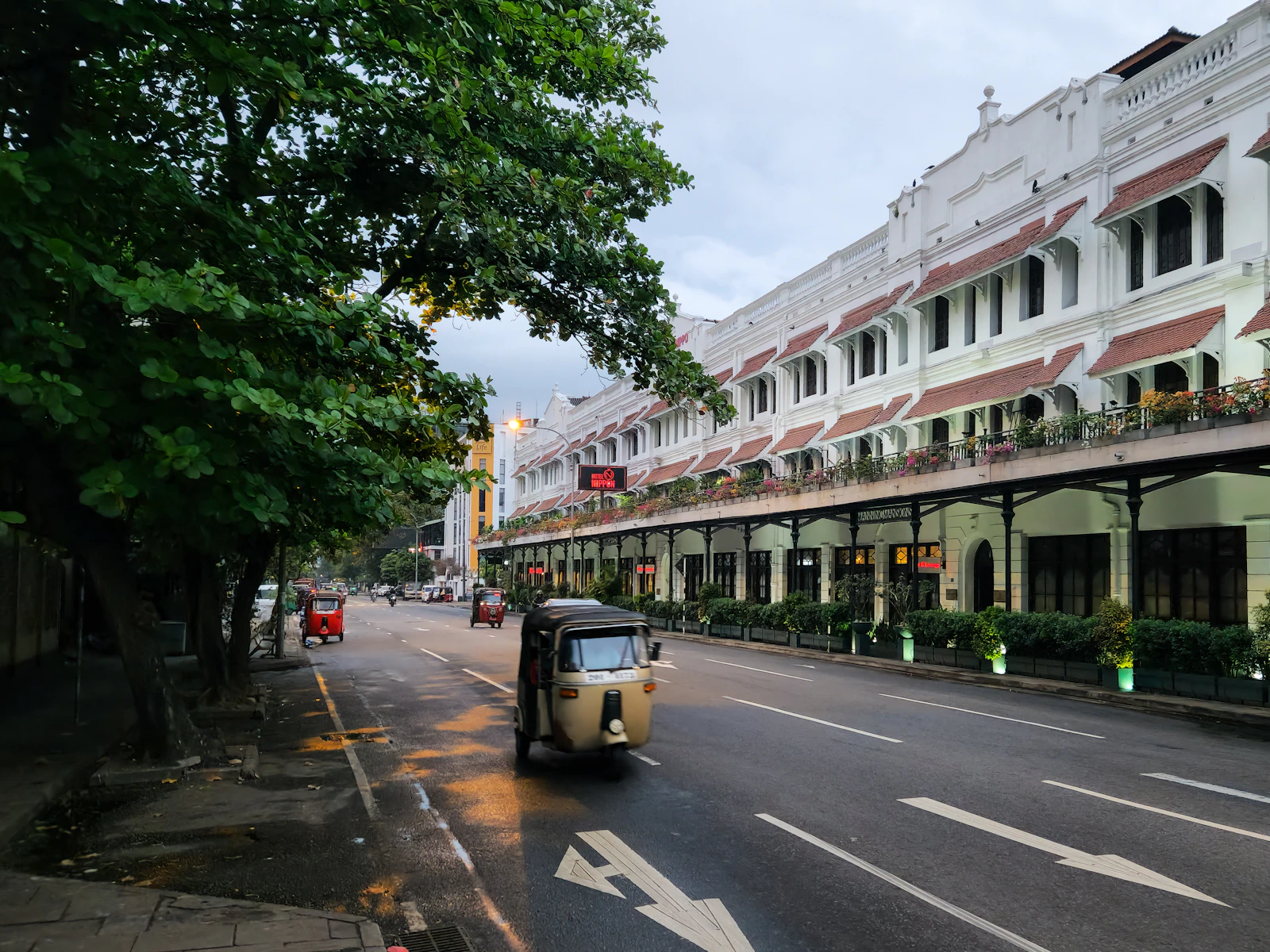 Tuk-tuk and light traffic on a Colombo street