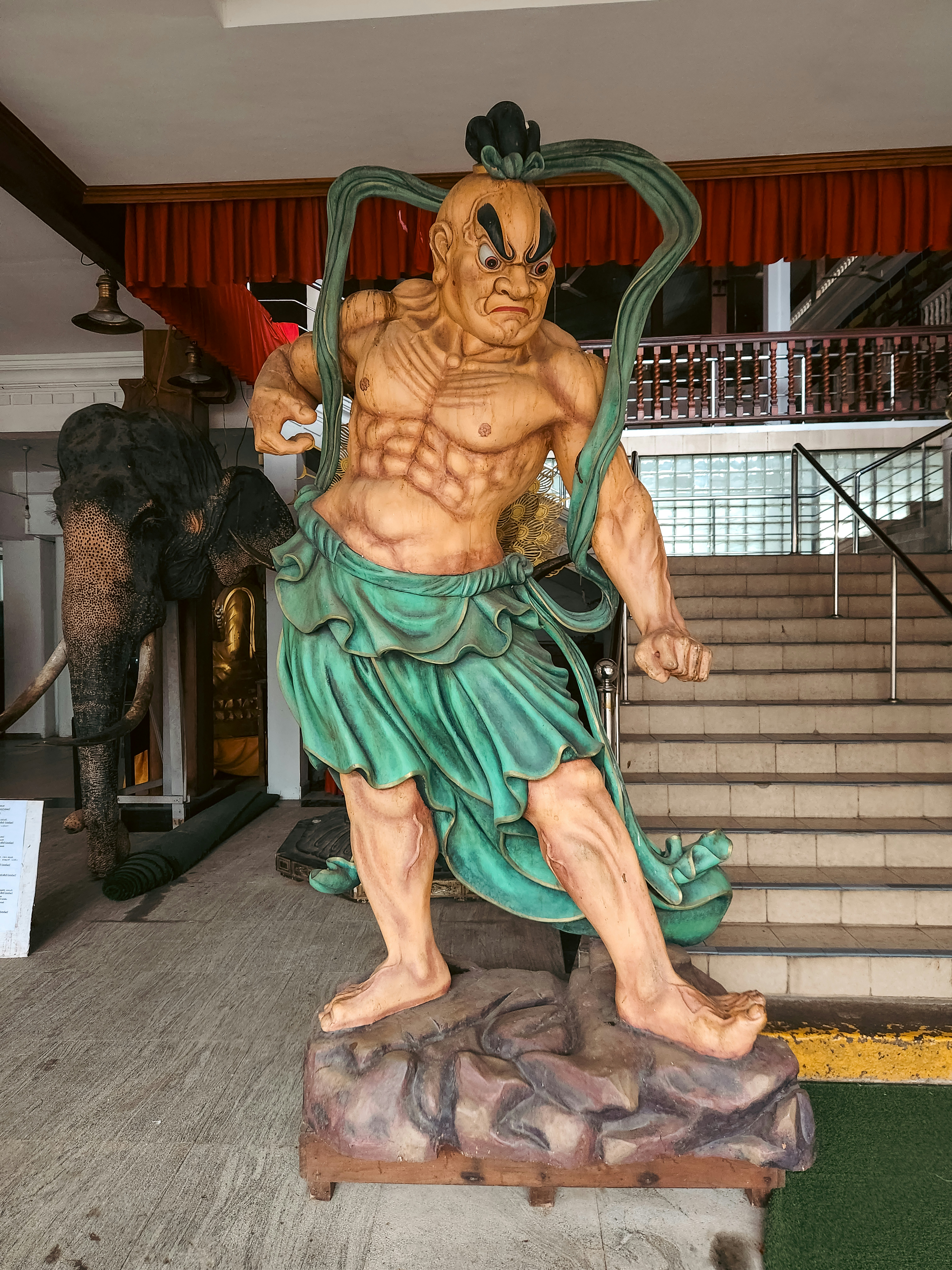 Una estatua de un hombre musculoso se alza orgullosa.