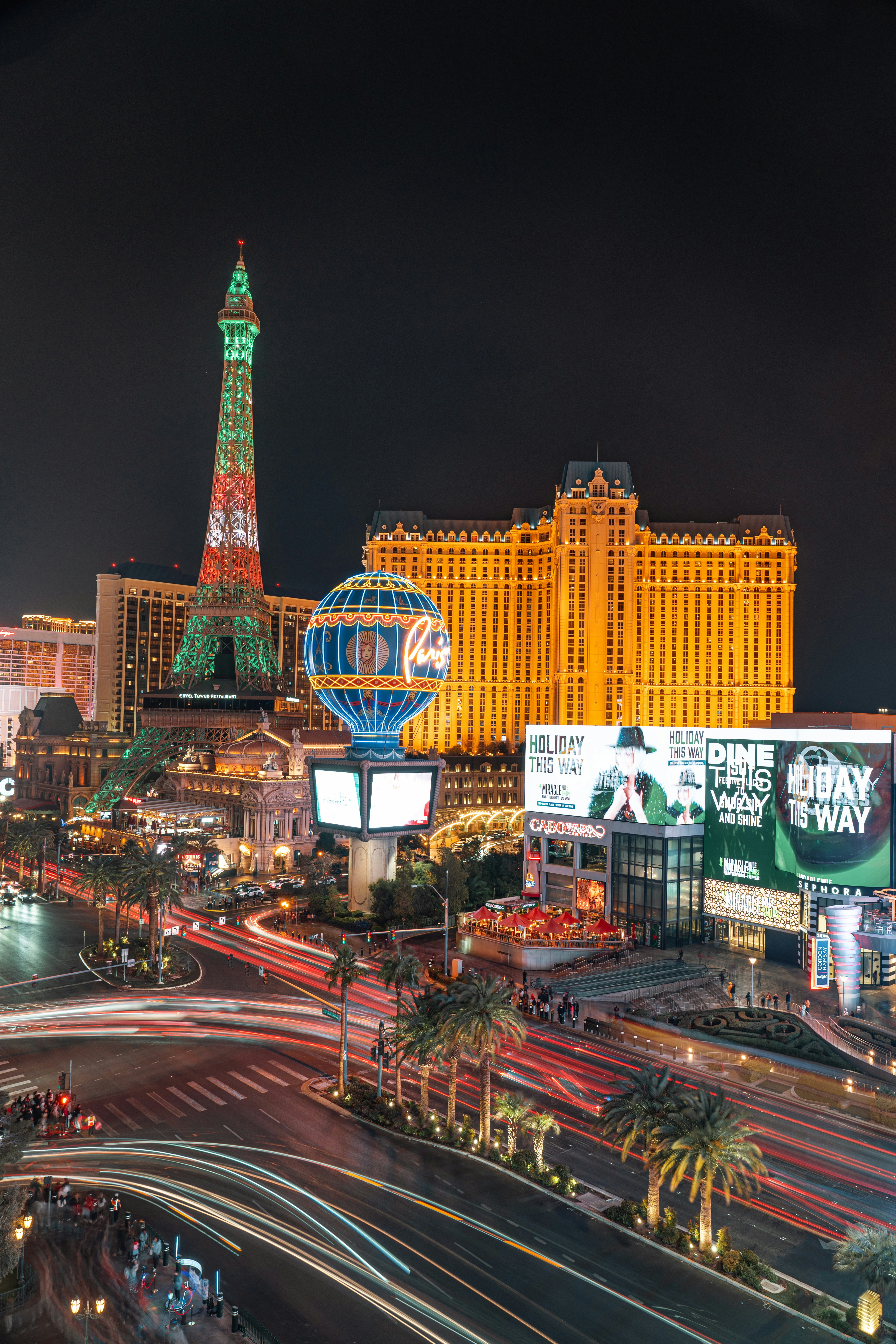 Las vegas strip lights up the night sky. photo – Free City Image on Unsplash, image size:3000x4500