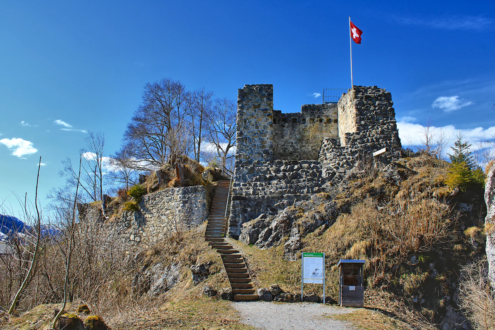 Château fort en pierre sur un éperon rocheux (image d'illustration)