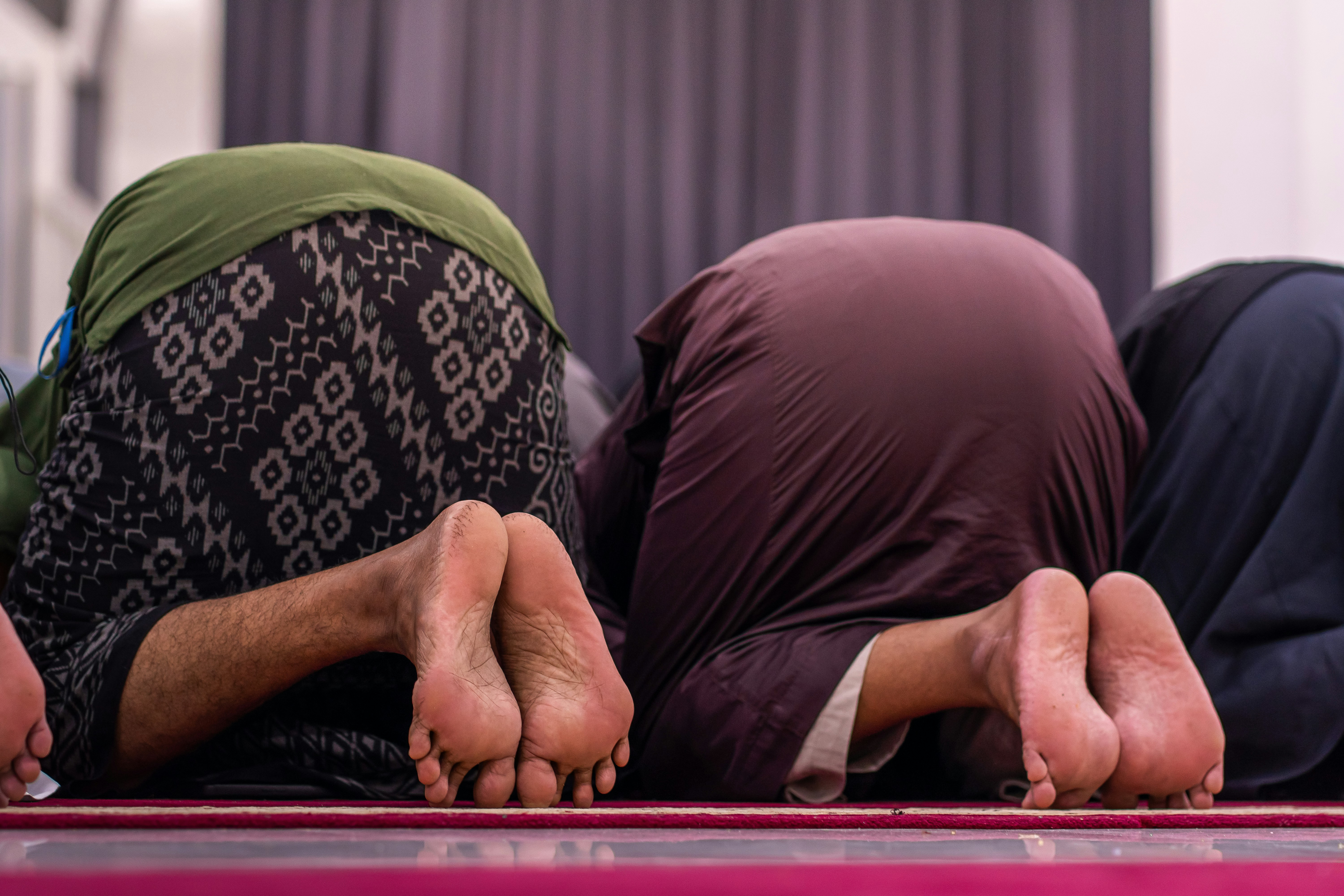 Orang-orang membungkuk dalam doa.