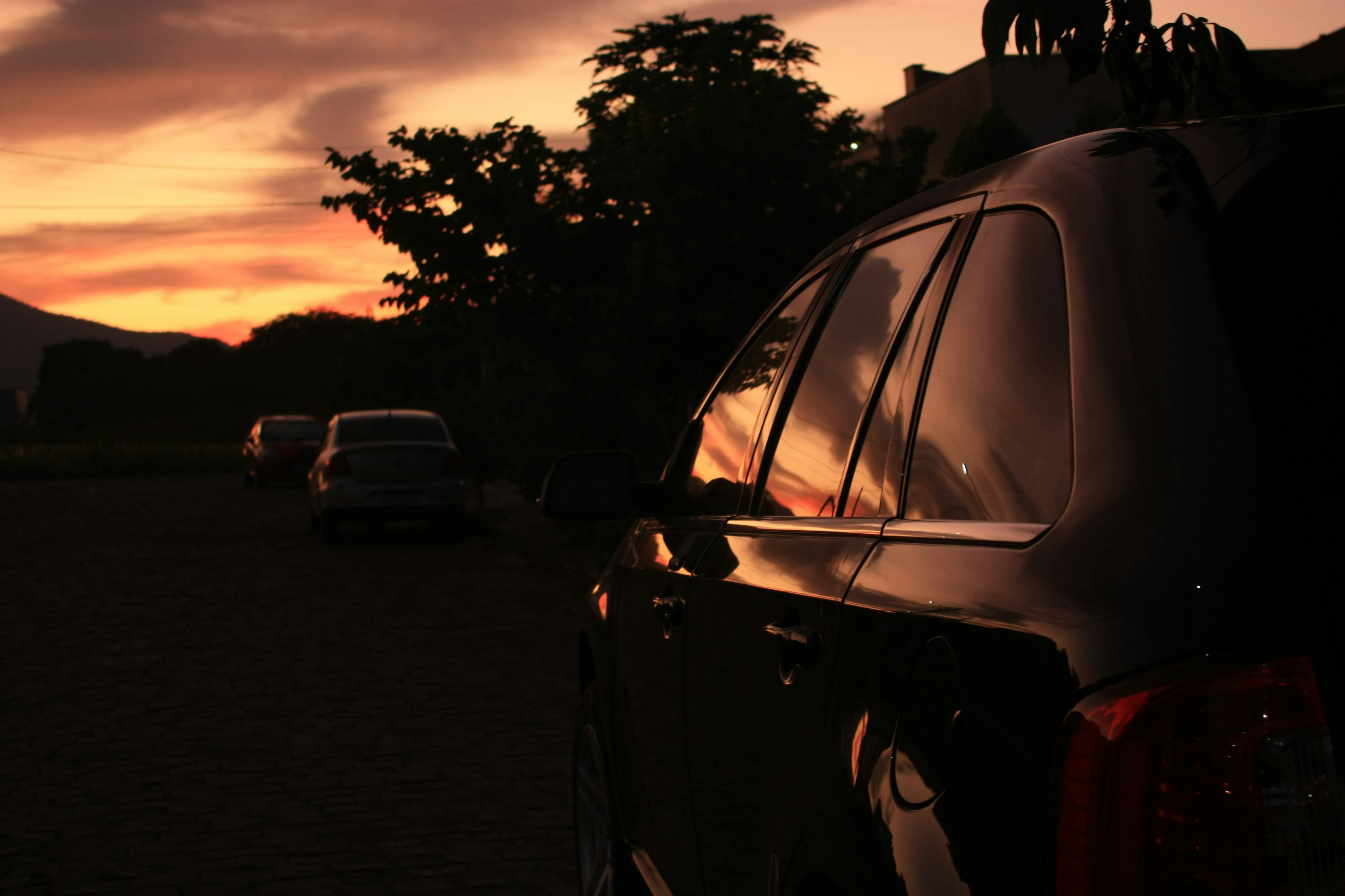 sunset car silhouette, silhouette vehicle sunset, car wallpaper sunset, beautiful car silhouette, ilustrasi artikel Stunning Silhouette Car Wallpapers at Sunset 7