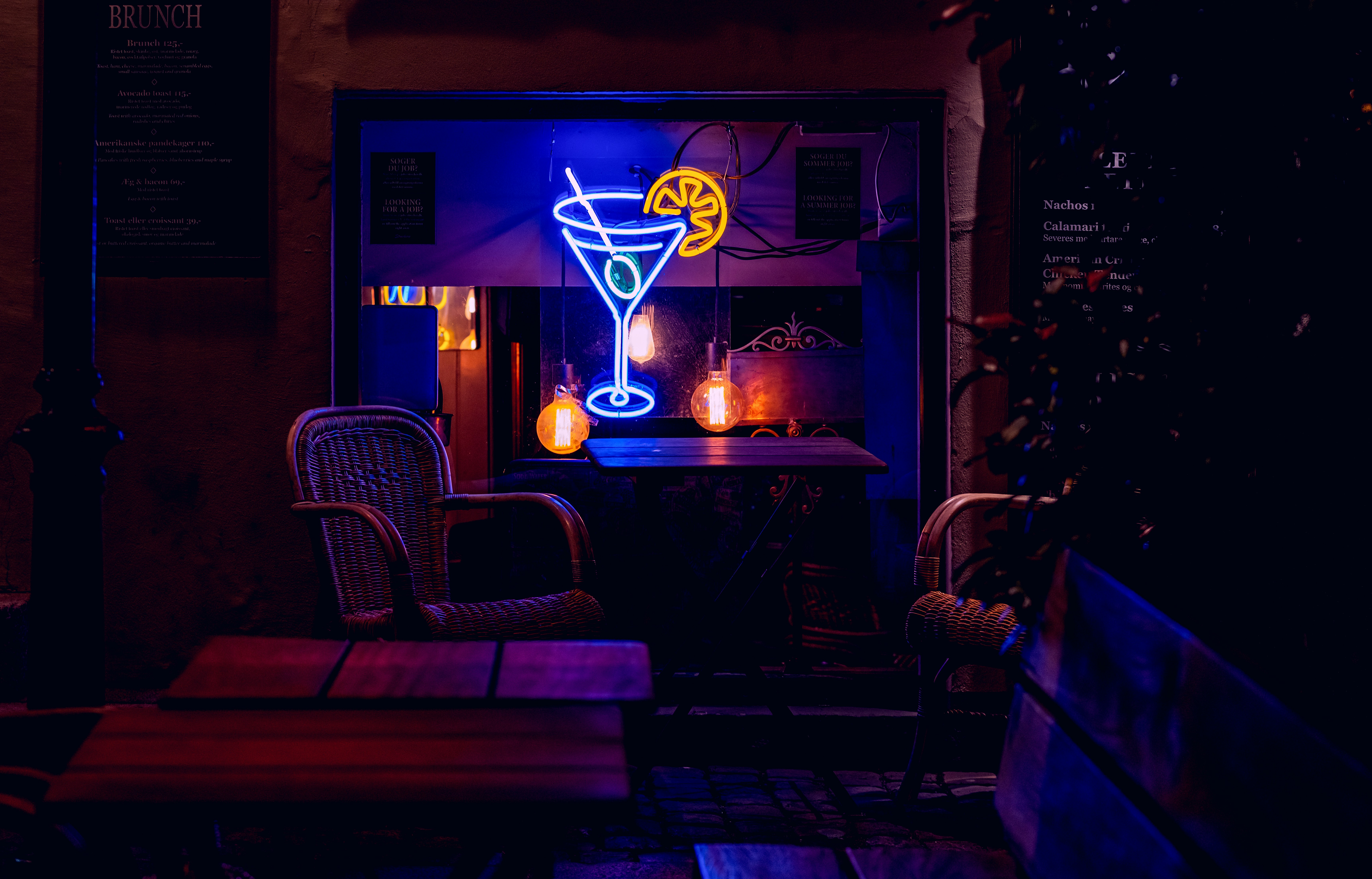 Um letreiro de néon martini dá as boas-vindas aos hóspedes no bar.