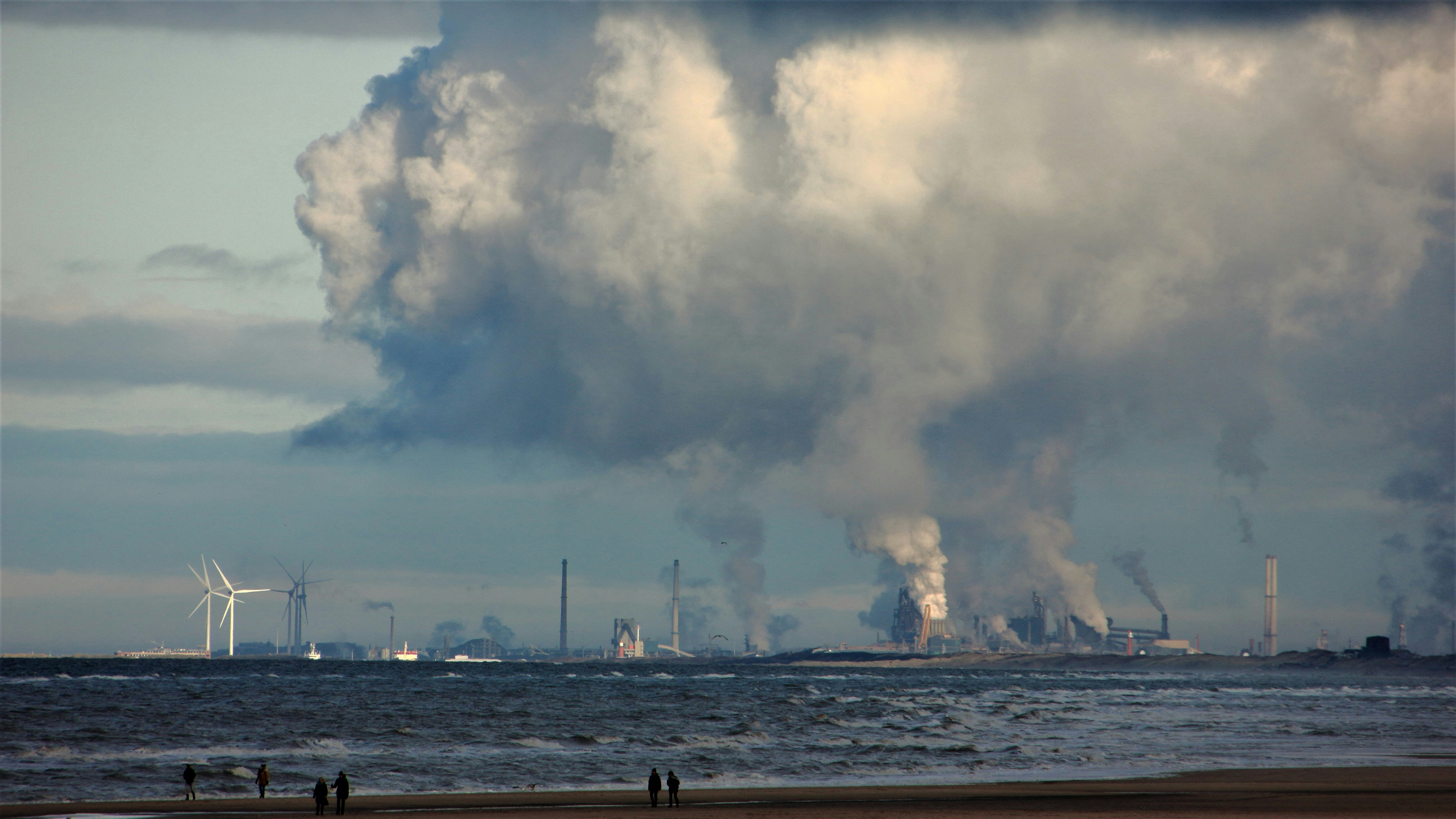 Smog und Industrielandschaft treffen auf das Meer.