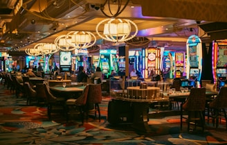 Free entry Vegas clubs, happy hour bars, and local lounges for cheap nightlife