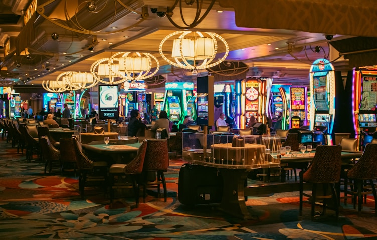 Free entry Vegas clubs, happy hour bars, and local lounges for cheap nightlife