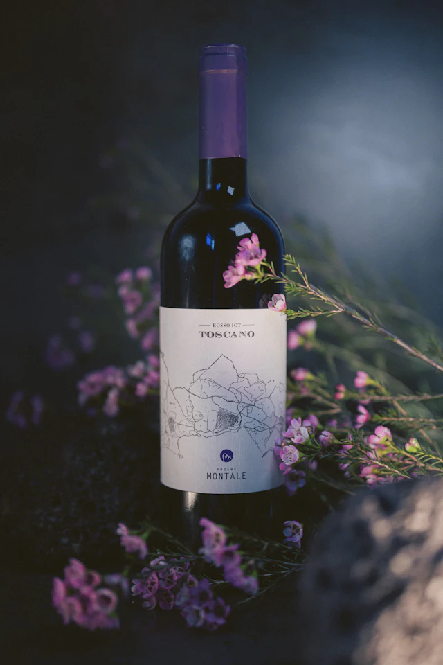 Bottiglia di Vino Nobile toscano rosso tra fiori