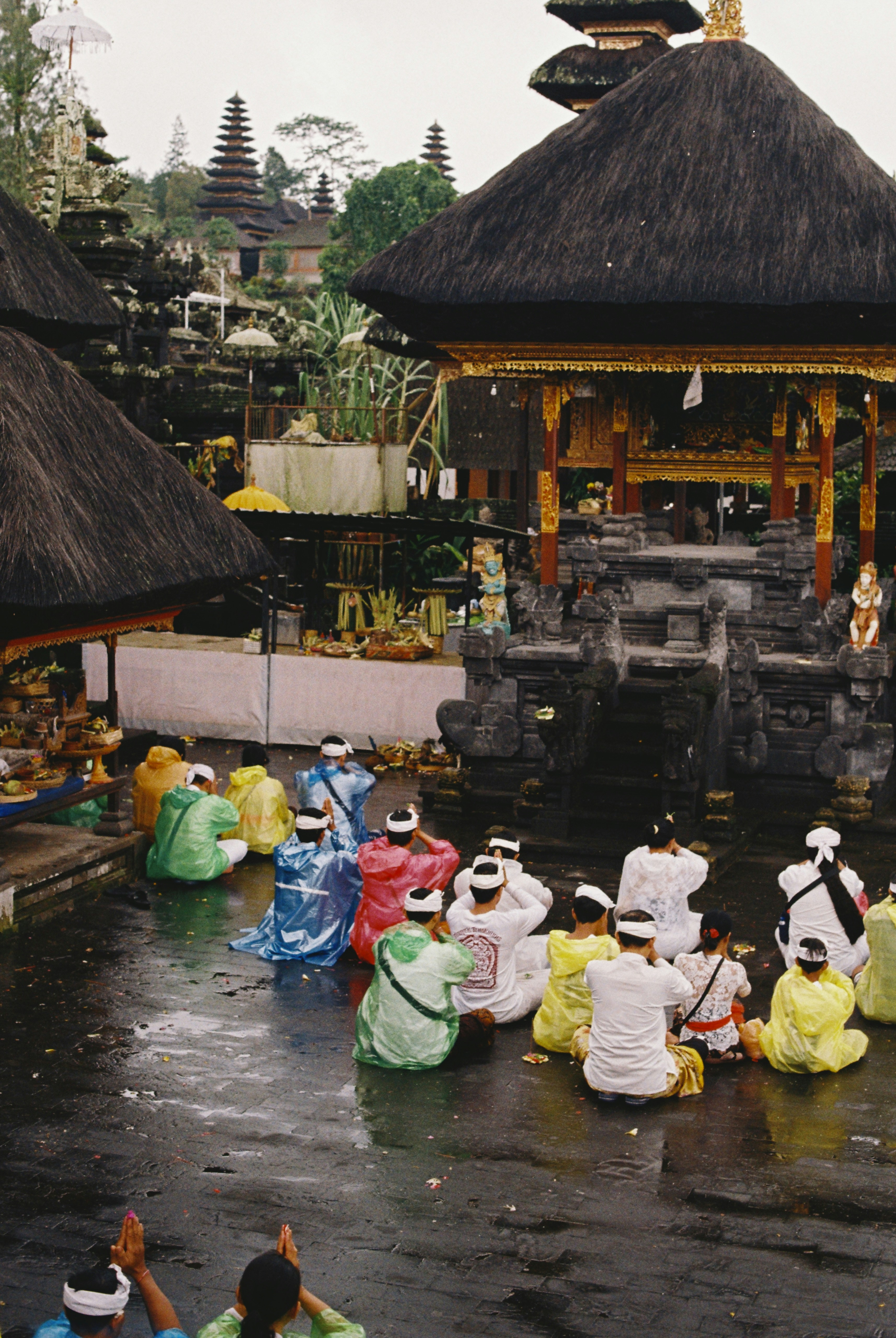 Orang-orang sedang berdoa di kuil Bali.