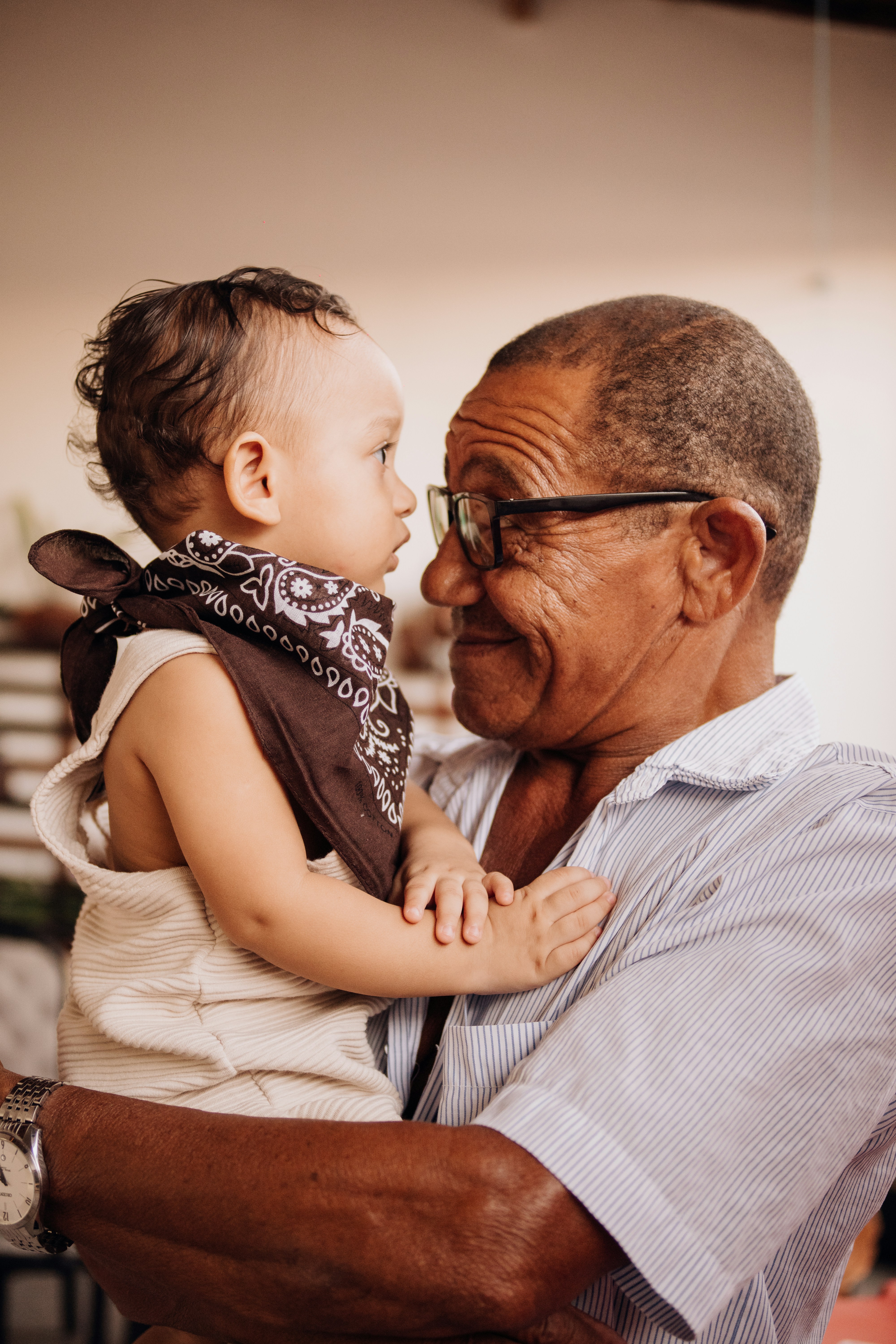 El abuelo sostiene amorosamente a su adorable nieto.