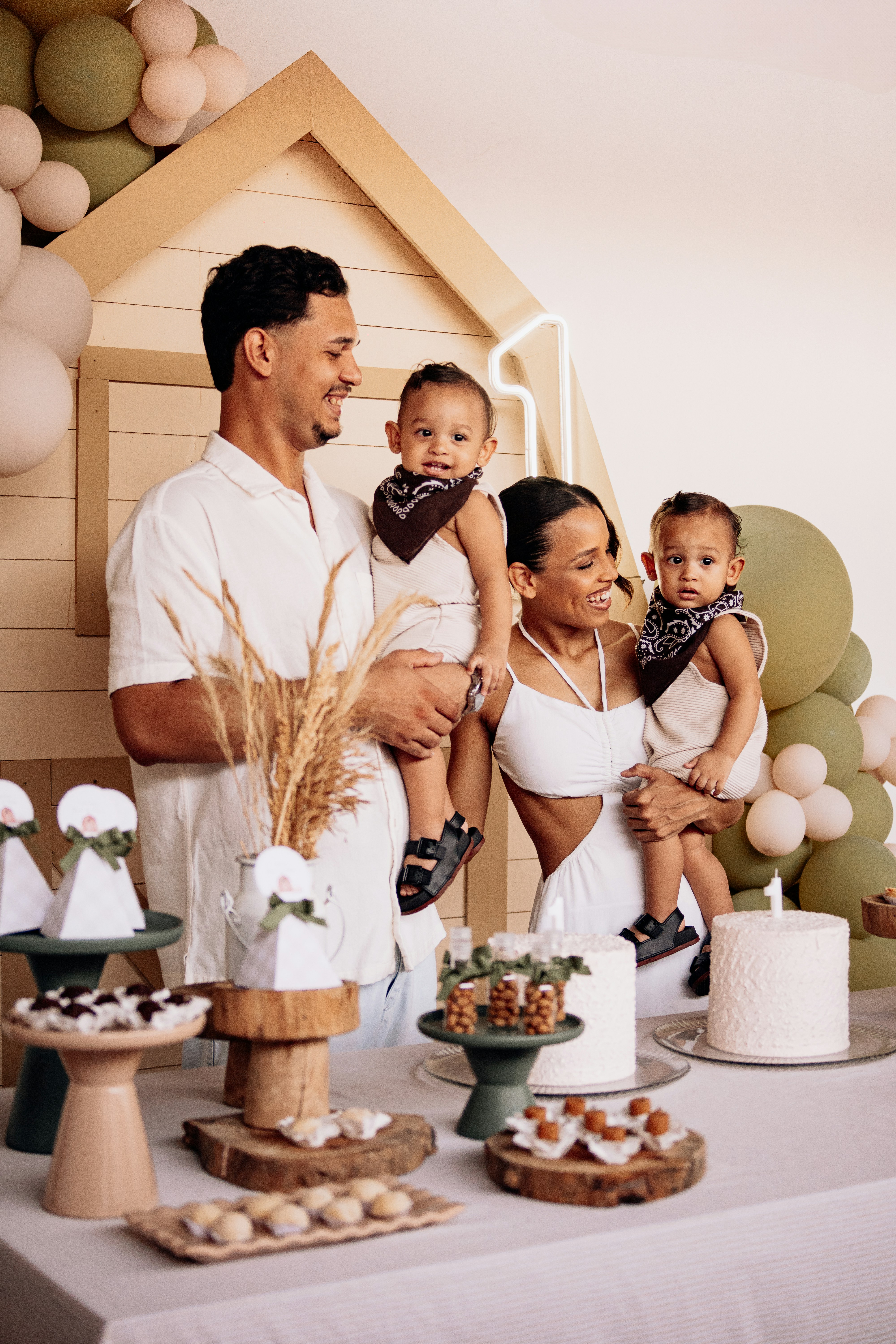 La familia celebra un cumpleaños con dos adorables gemelos.
