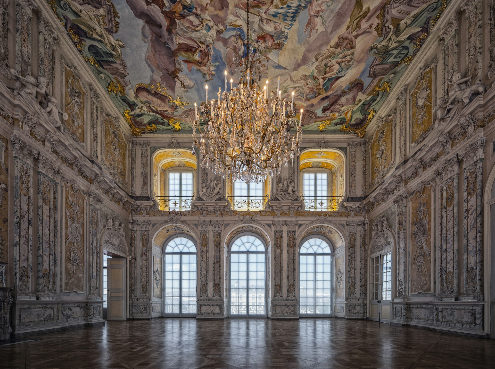 A grand hall is decorated with a crystal chandelier.