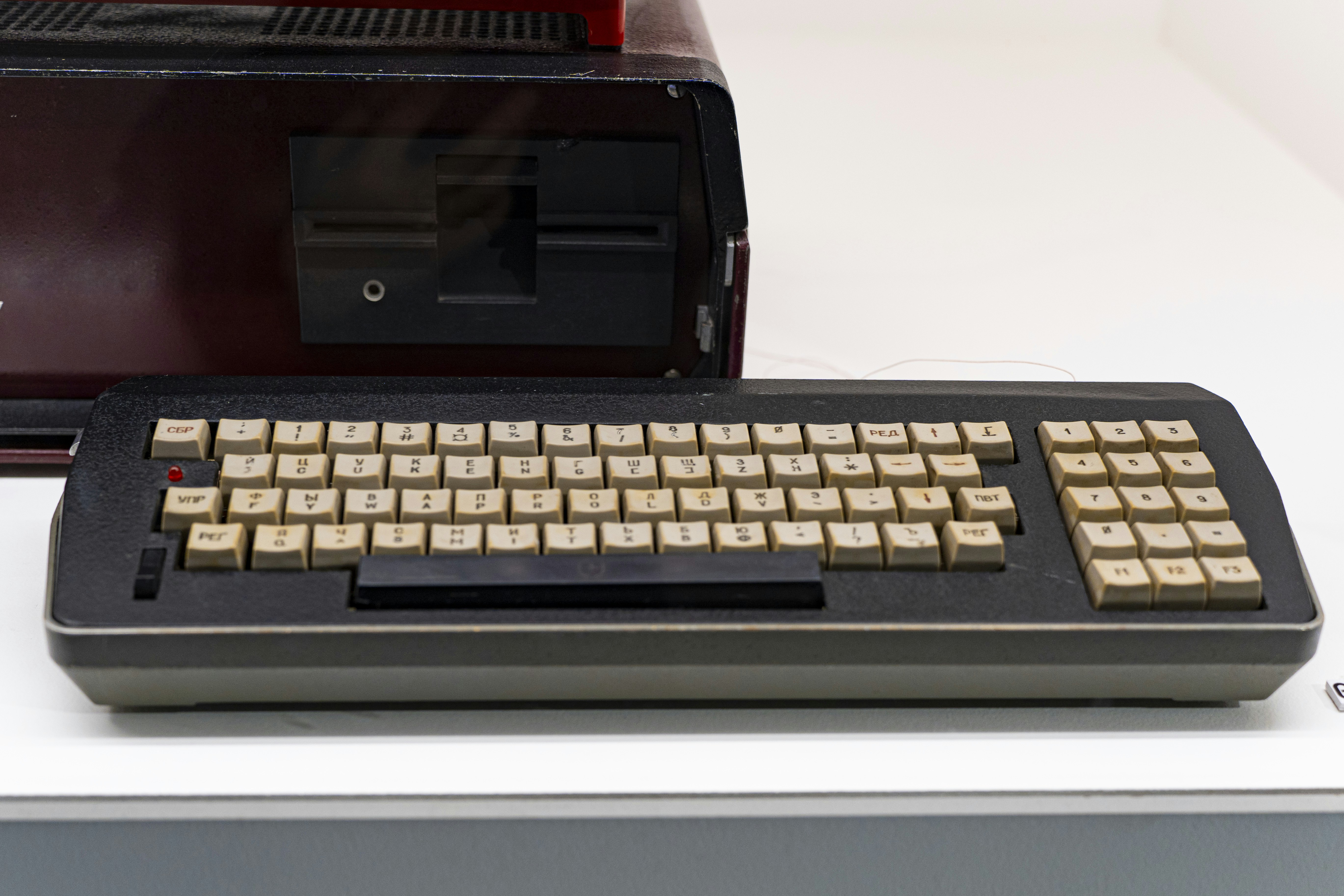An old computer keyboard and monitor. photo – Free Computer Image on ...