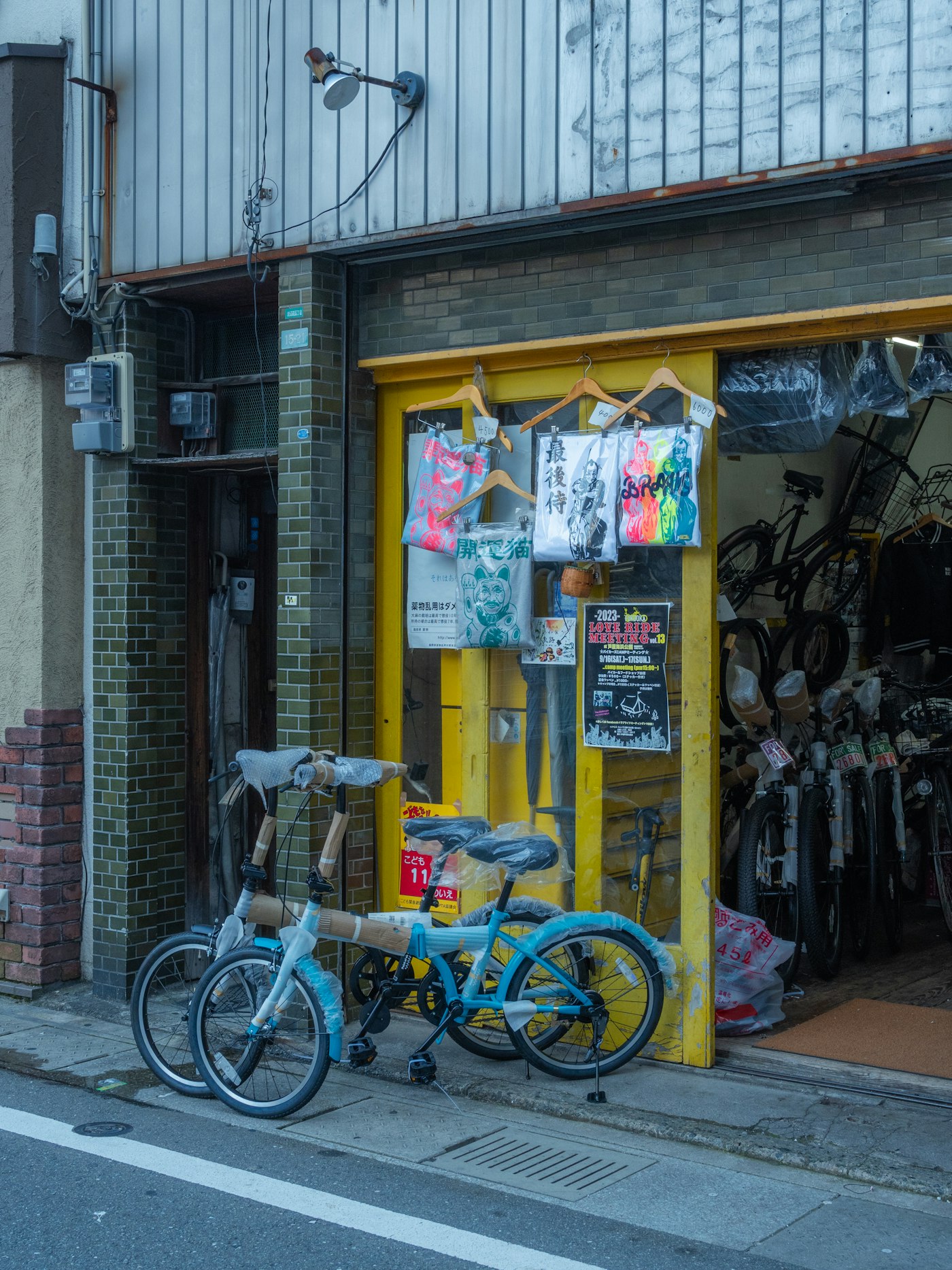 Fietsen buiten een werkplaats in een stadsstraat