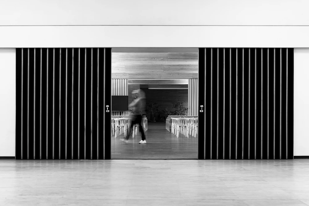 Porte coulissante automatique à l'entrée d'un bâtiment recevant du public