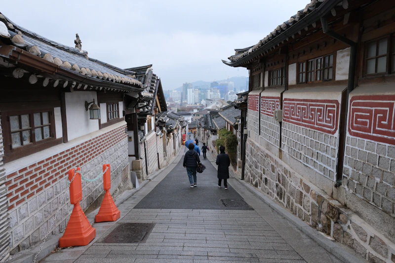 Callejón de casas hanok en la aldea Bukchon