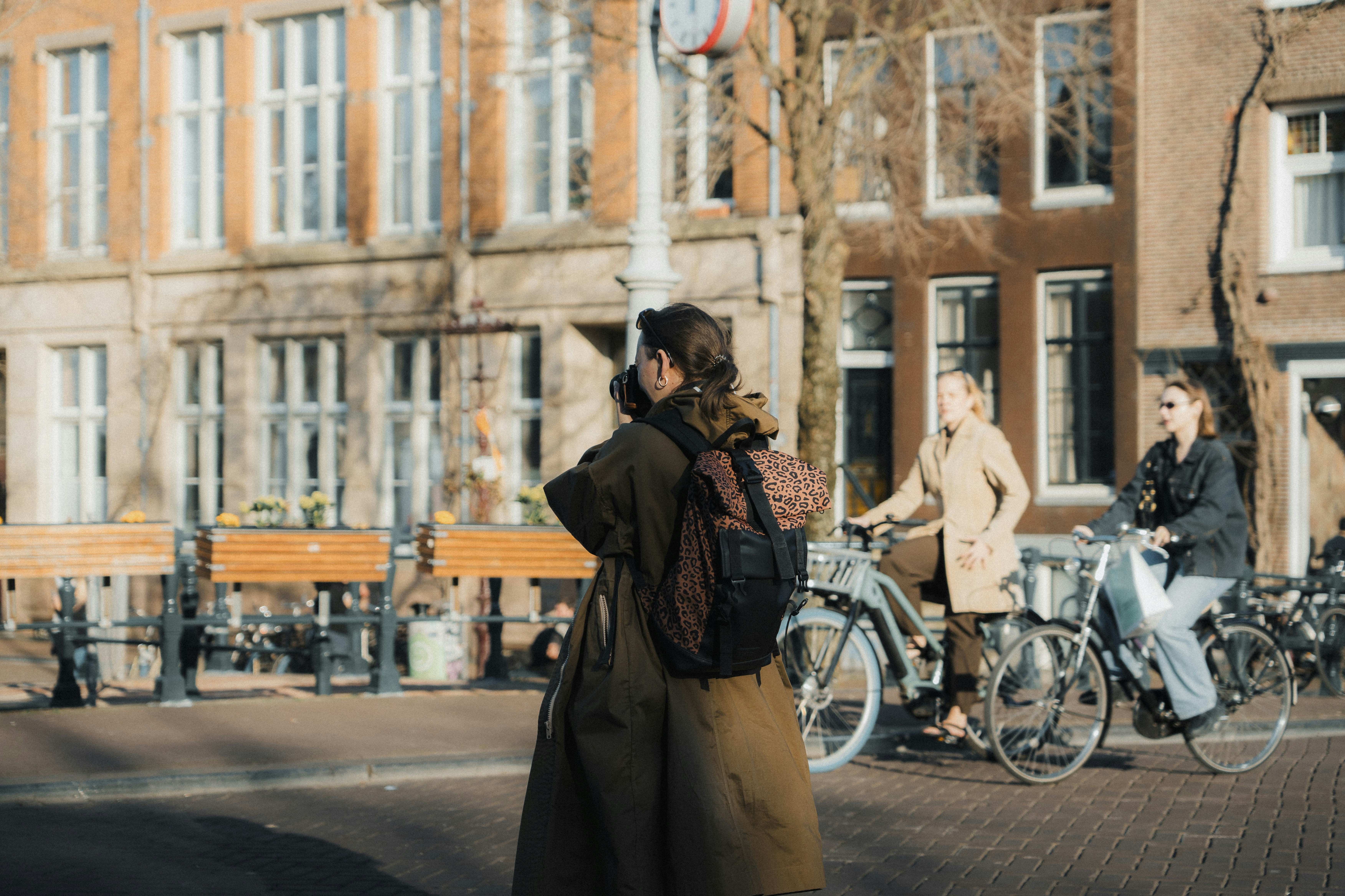 Hollanda'daki iş fırsatlarını ve popüler meslek dallarını temsil eden, modern bir ofis ortamında çalışan profesyoneller.