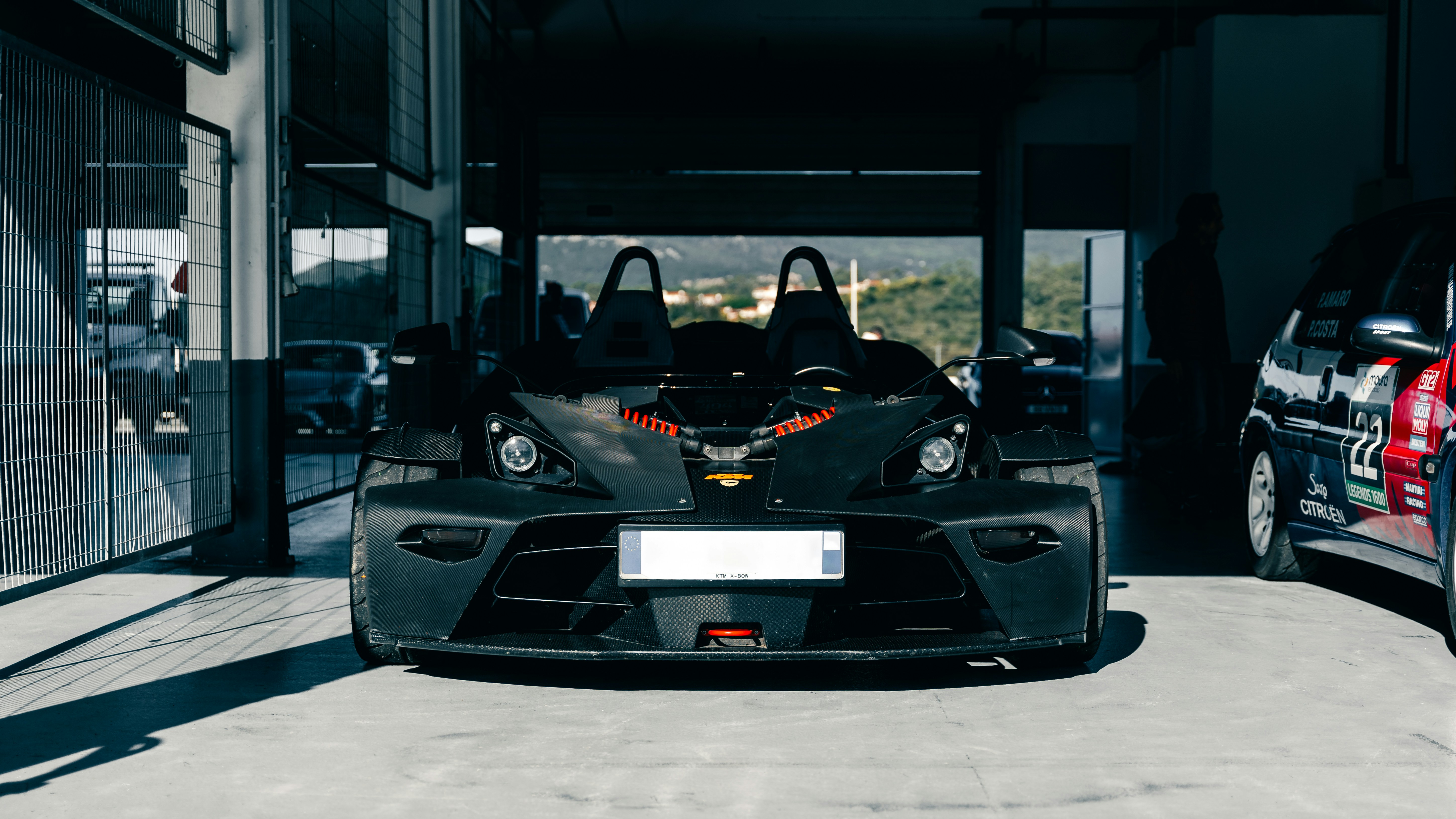 Um carro preto esportivo estacionado em uma garagem. foto – Imagem grátis  sobre Carro esportivo na Unsplash, image size:3000x1688