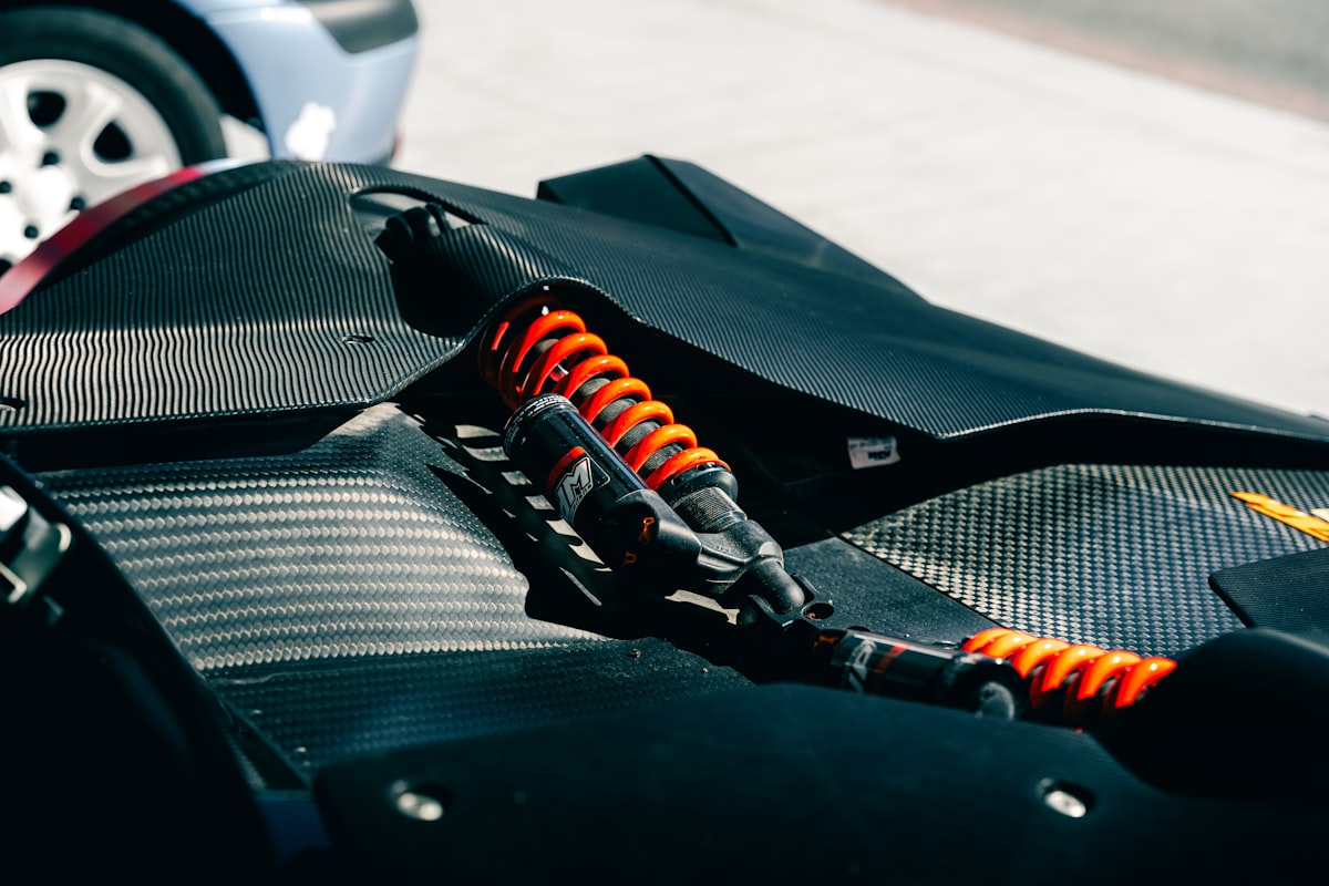 Гуркіт у задній частині авто при їзді по нерівностях: причини та рішення