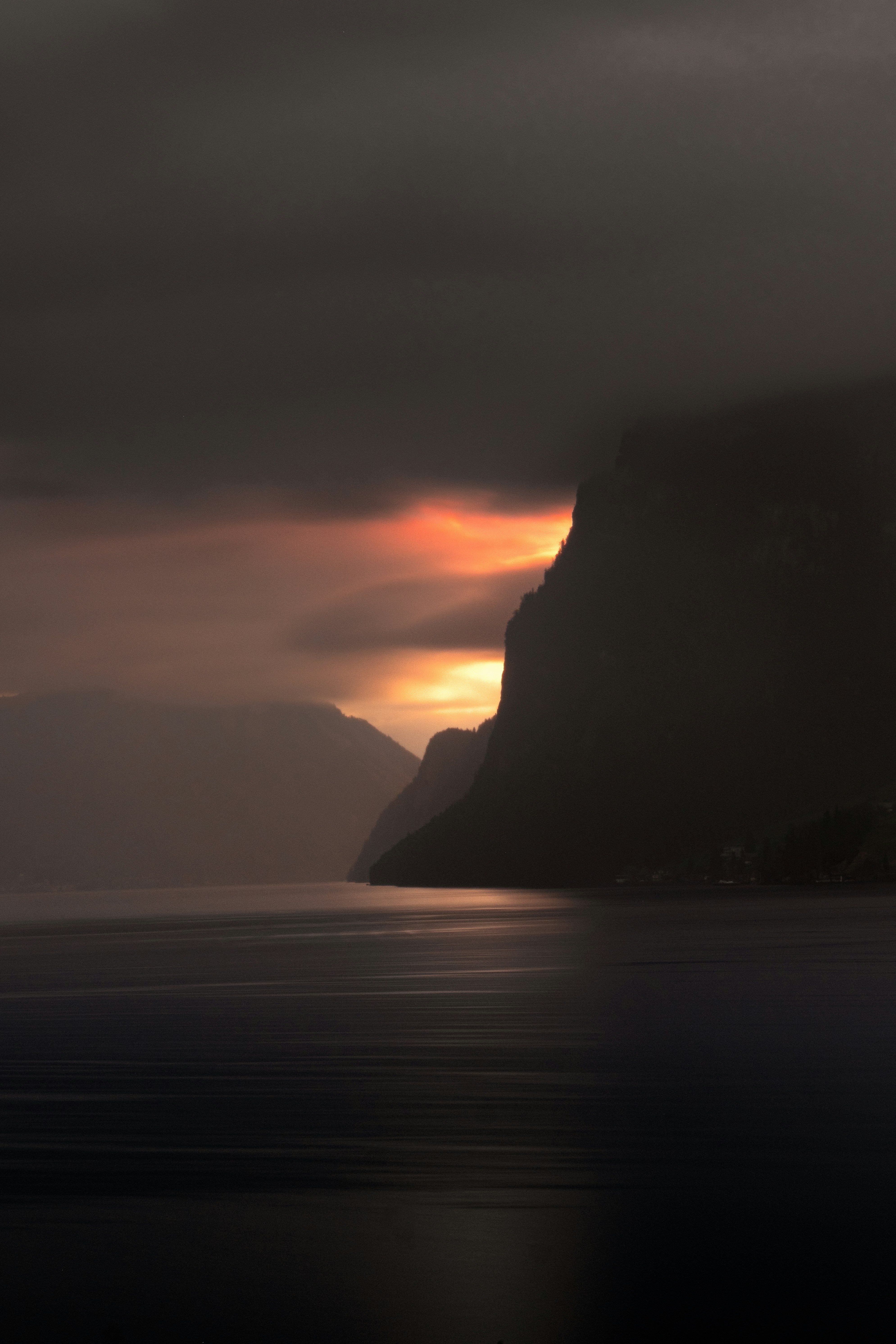 Un coucher de soleil dramatique sur le paysage sombre.