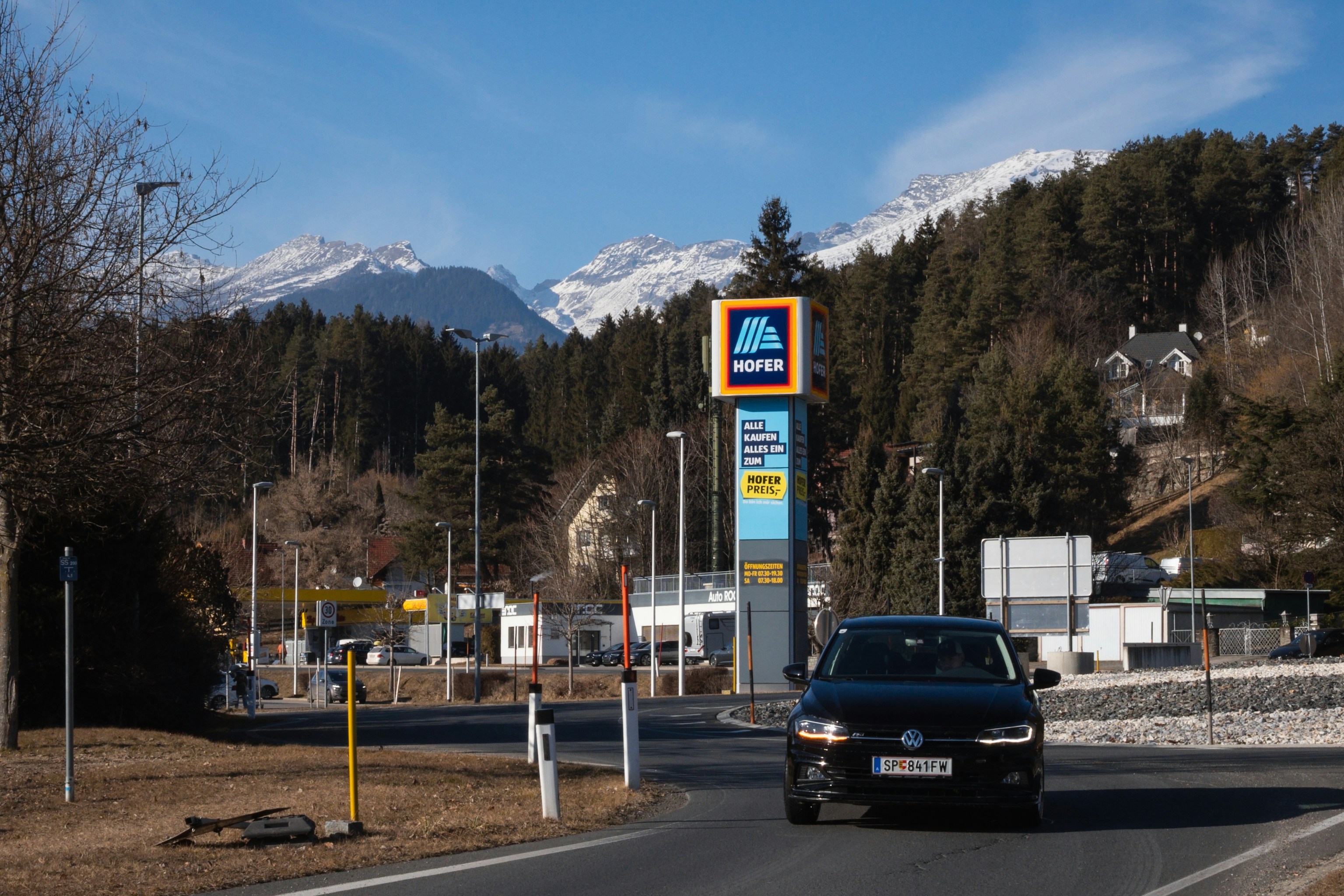 Toko kelontong Aldi dengan latar belakang gunung.