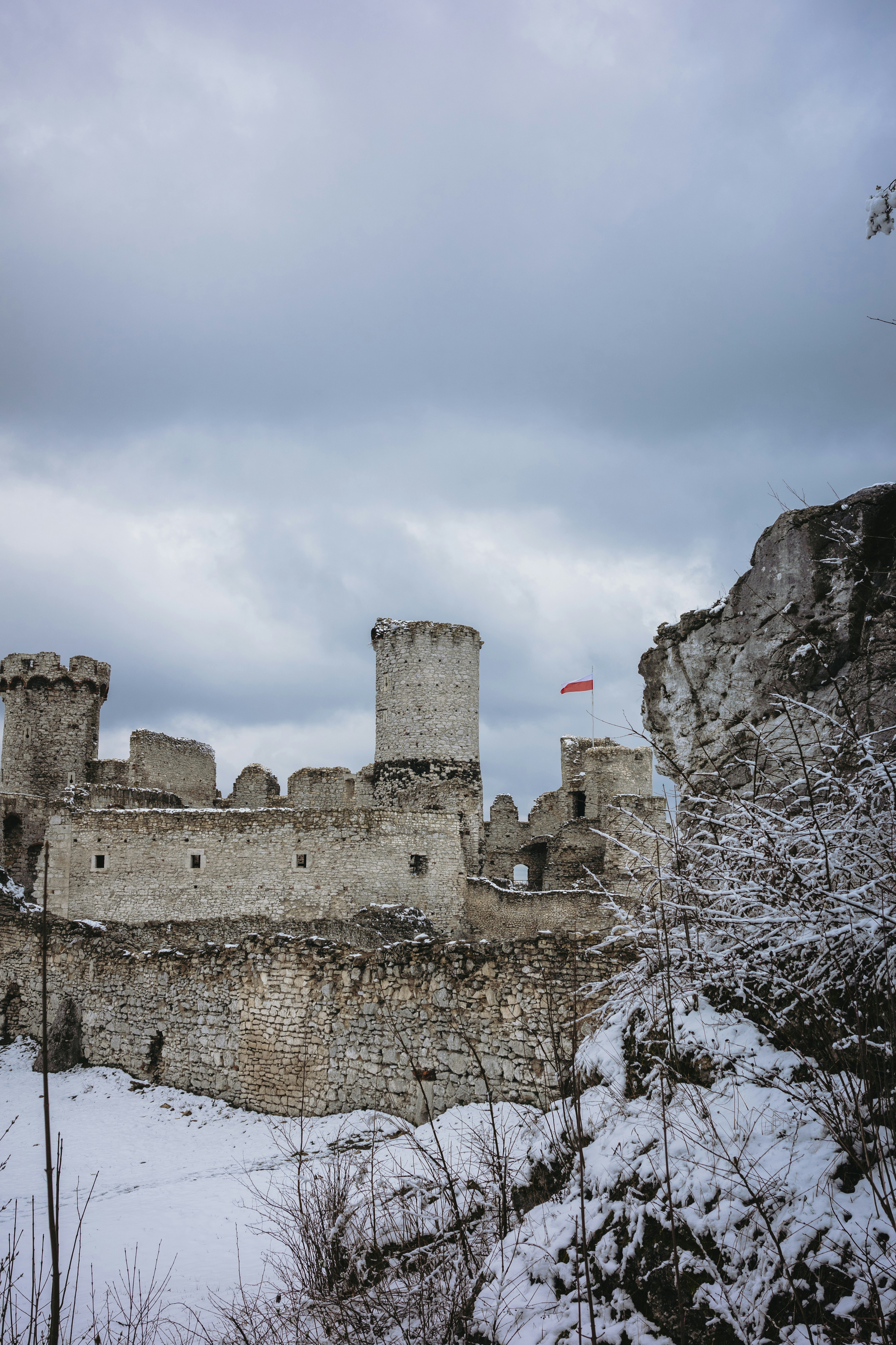 Ruines d’un ancien château recouvertes de neige.