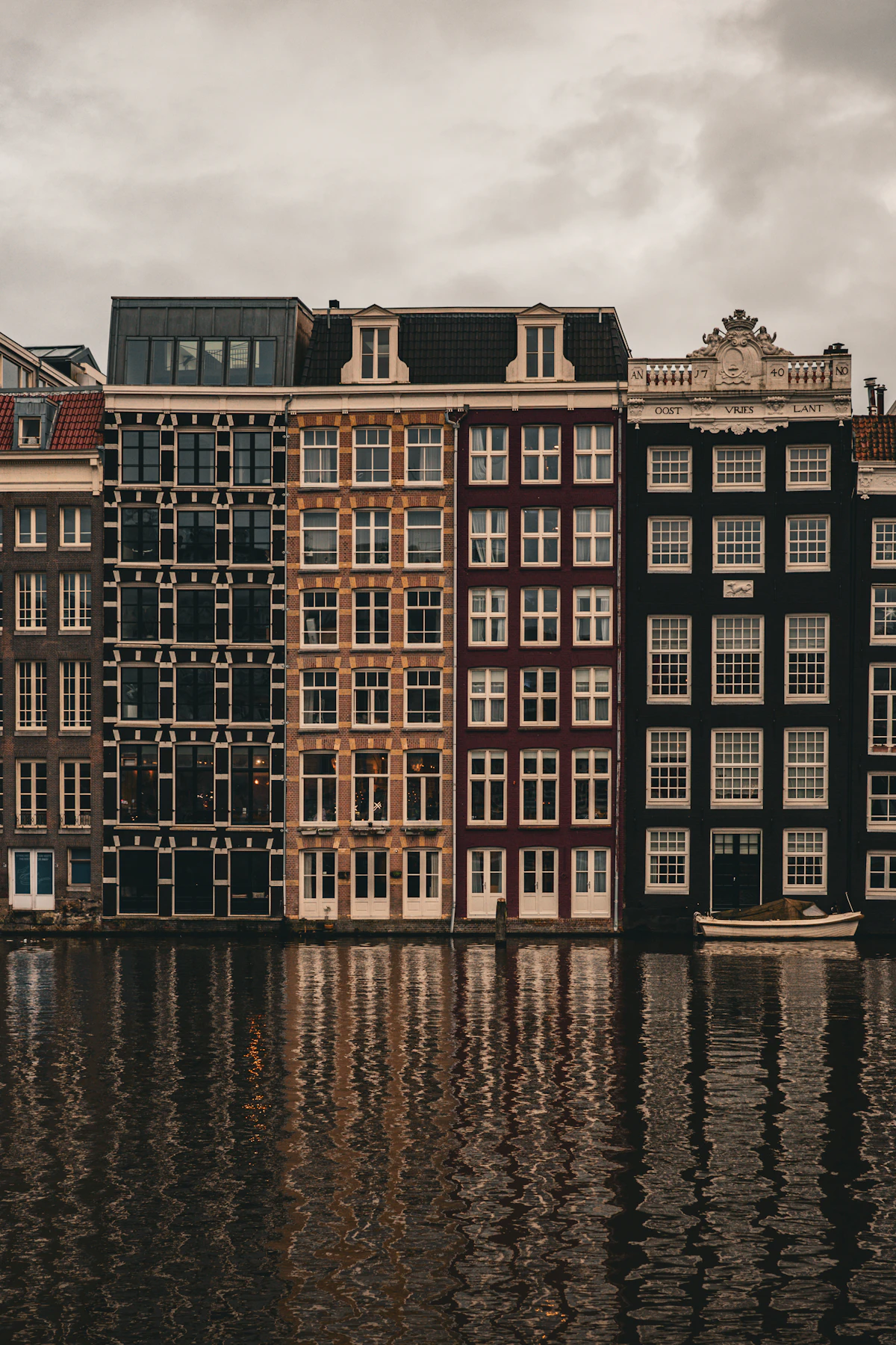 Gracht met Grachtenpanden weerspiegeld in het water huizen aan het water