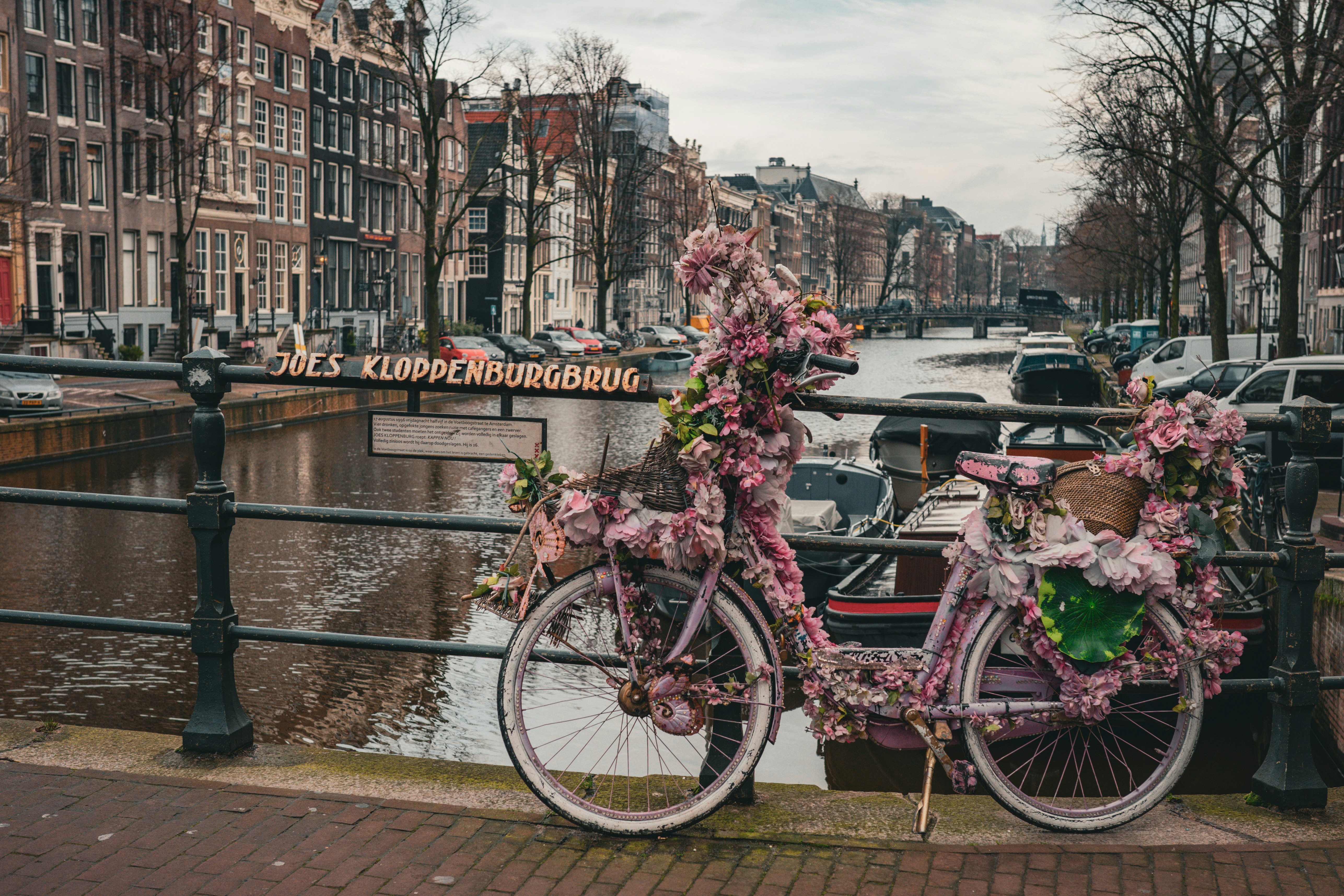 Hollanda'daki günlük yaşamı, kültürel simgeleri ve Amsterdam'ın karakteristik kanal evleri ile bisikletlerini yansıtan bir görsel.