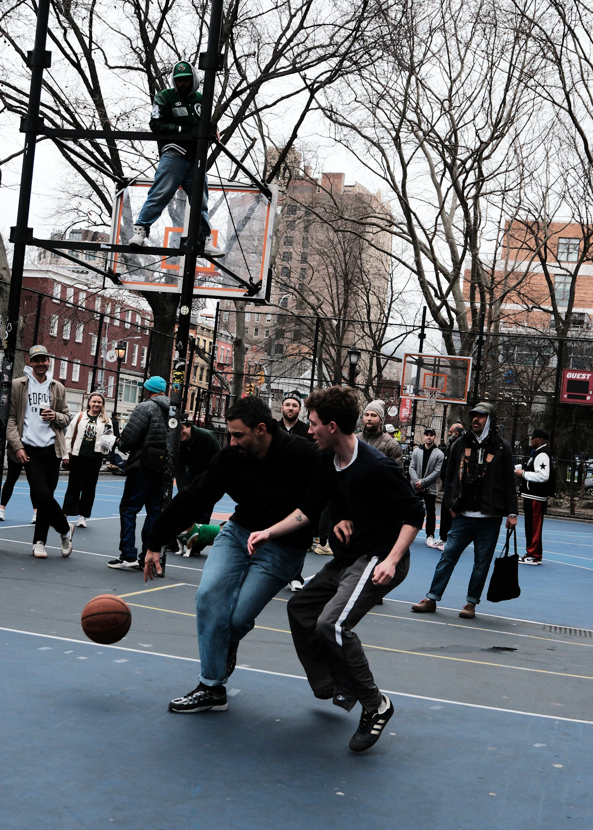 Joueurs de basket sur un terrain extérieur
