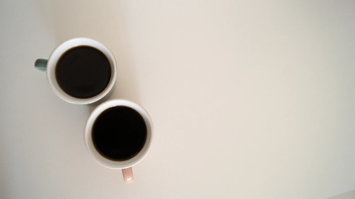 Zwei Kaffeetassen von oben: Alles beginnt mit einem Gespräch