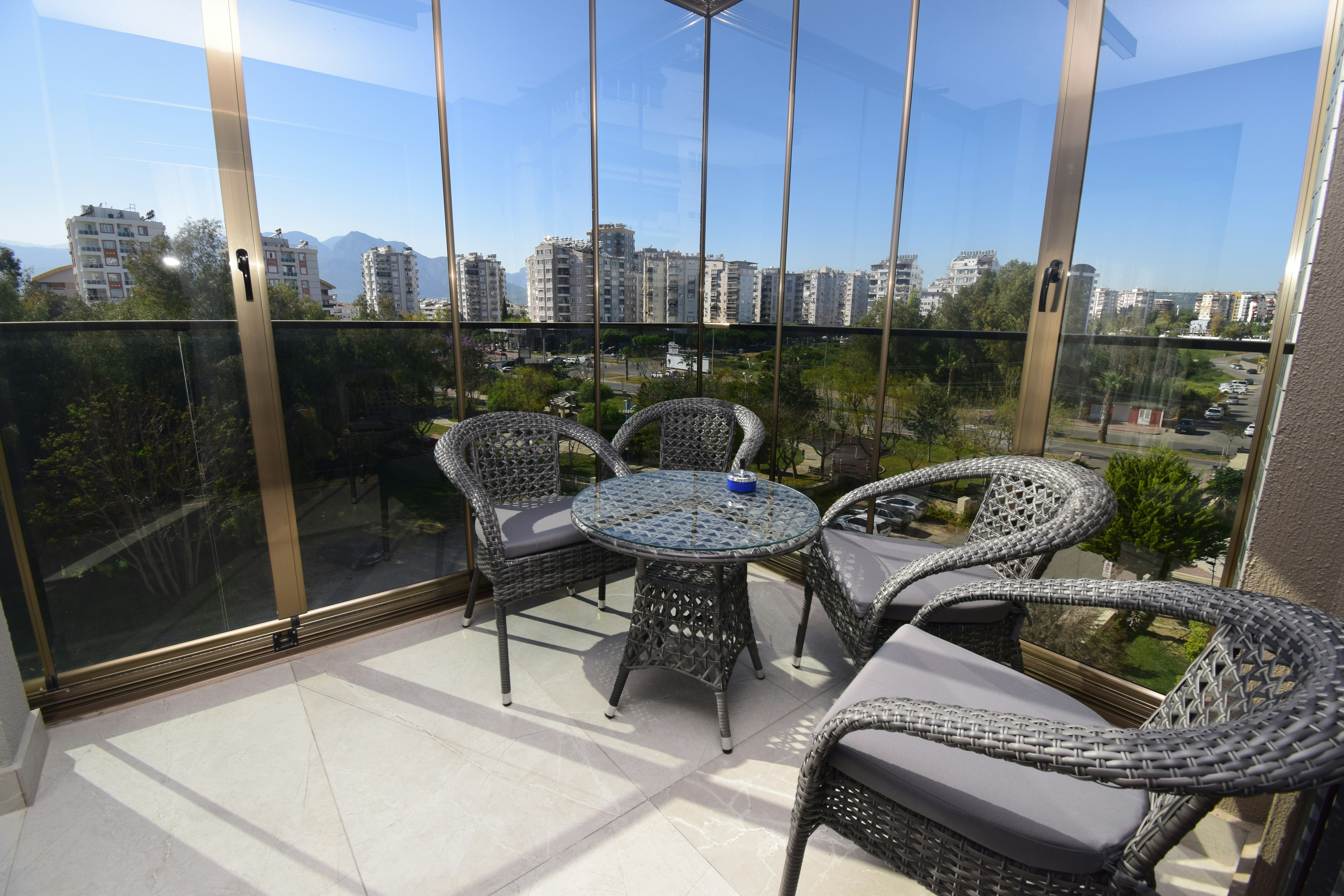 KATLANIR CAM BALKON SİSTEMLERİ Yenilikçi tasarımı sayesinde katlanabilir cam balkon sistemi, tüm özel veya ticari binalarda açık alanların rahatça kullanılmasını sağlar. Sağlam yapısı sayesinde her türlü hava koşulunda kolayca kullanılabilir. Isı ve ses yalıtımına katkıda bulunur. Mekanlarınıza estetik ve ferah yeni yaşam alanları katıyor.