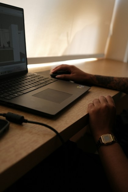 Pekerja produktif menggunakan perangkat laptop dan area meja kerja modern