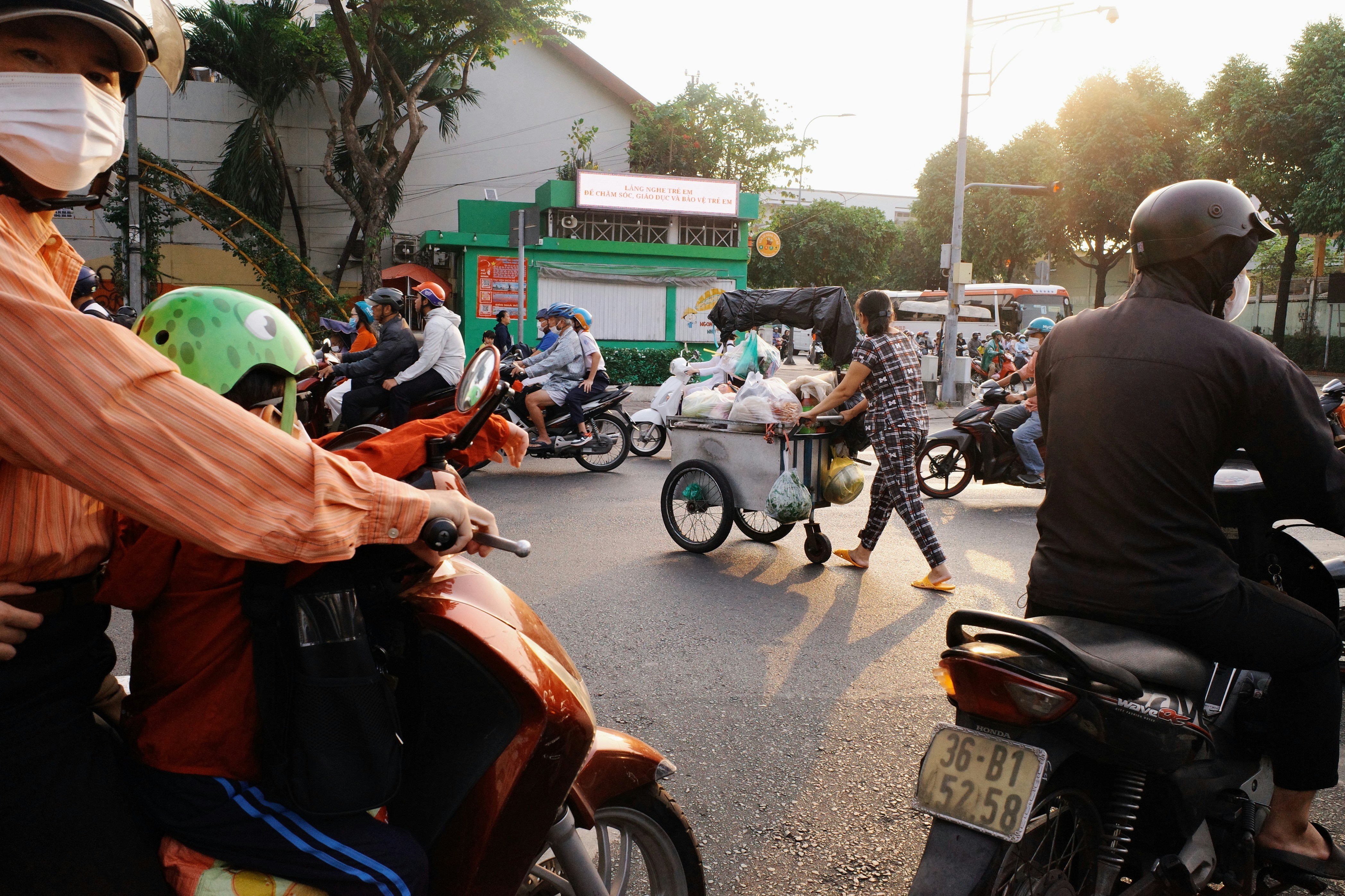 都市部のバイクと露天商。