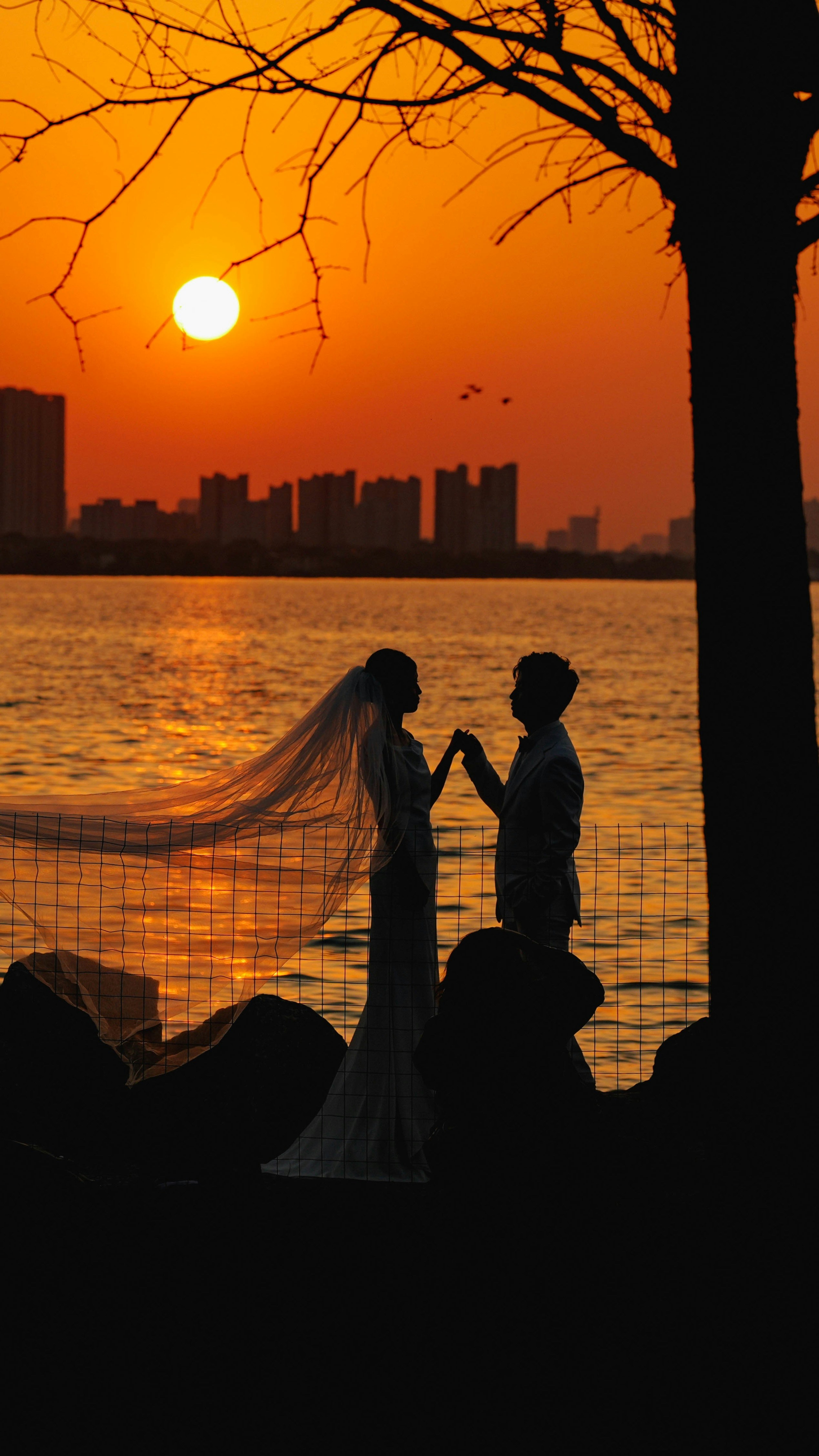 wedding couple dance, romantic couple sunset, ilustrasi artikel Capture Your Forever: Why a Wedding Videographer is a Must-Have 5